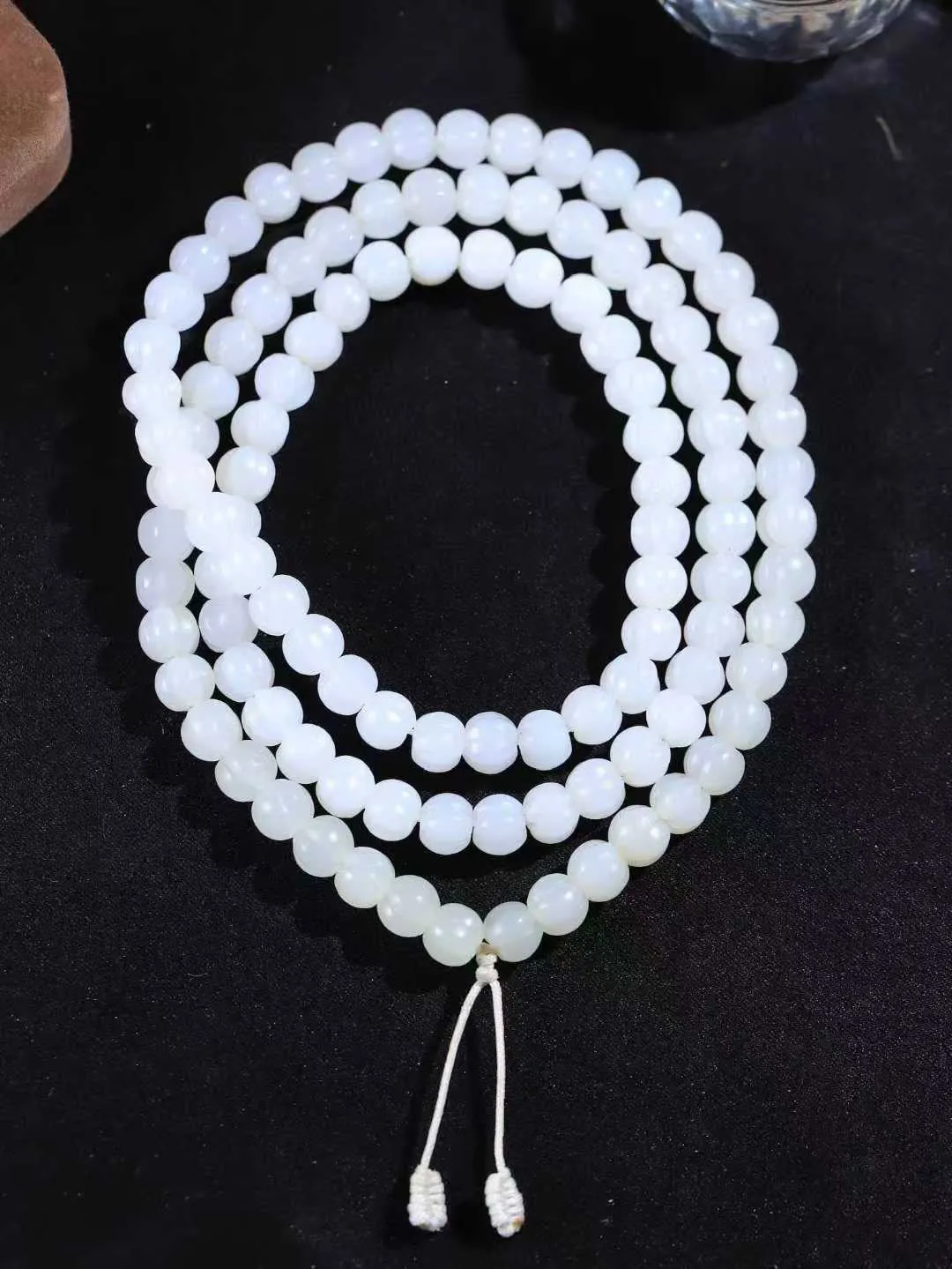 【链.108】

精品和田玉白玉108挂链 玉质温润细腻 油性十足 佩戴舒适。珠珠落玉盘，间关莺语花底滑，一生美好时光，无论身在何处，都有它相伴相守。事事顺遂，幸福美满，吉祥如意。重62.7克 尺寸取一6.6-7.5-7.7mm FDA-78161293