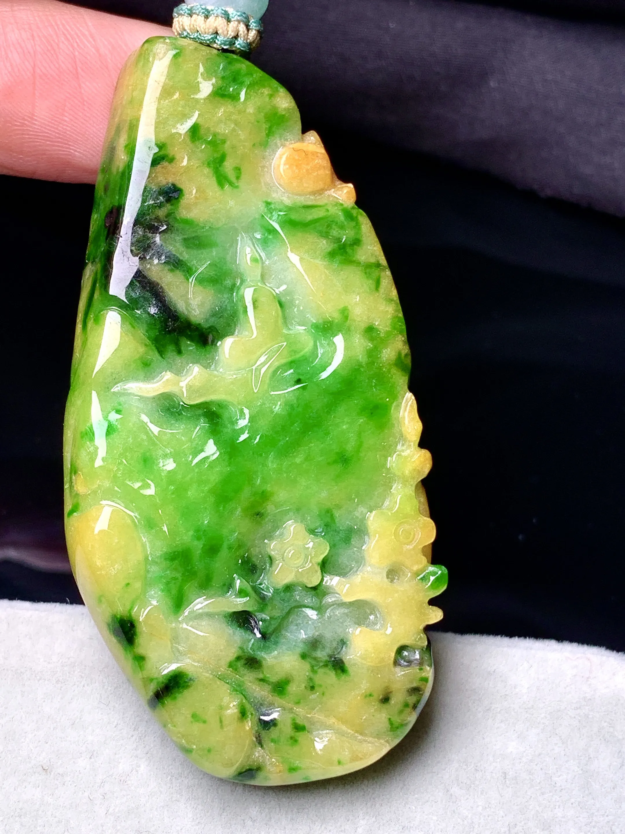 黄绿翡悟道山水牌吊坠 玉质细腻 色泽清新艳丽 整体尺寸59.3*28.5*6.6