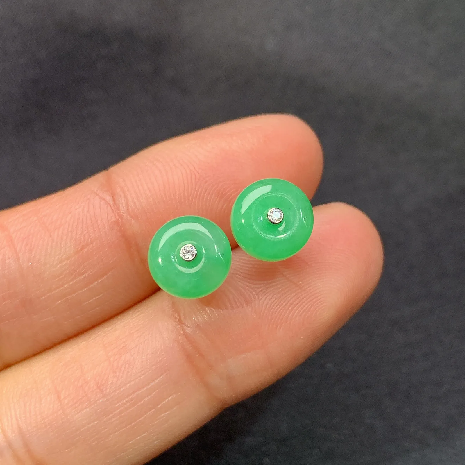 苹果绿平安扣耳钉，18k金镶嵌，简约时尚，冰润色阳，种水足，M002 尺寸7.6*3.4