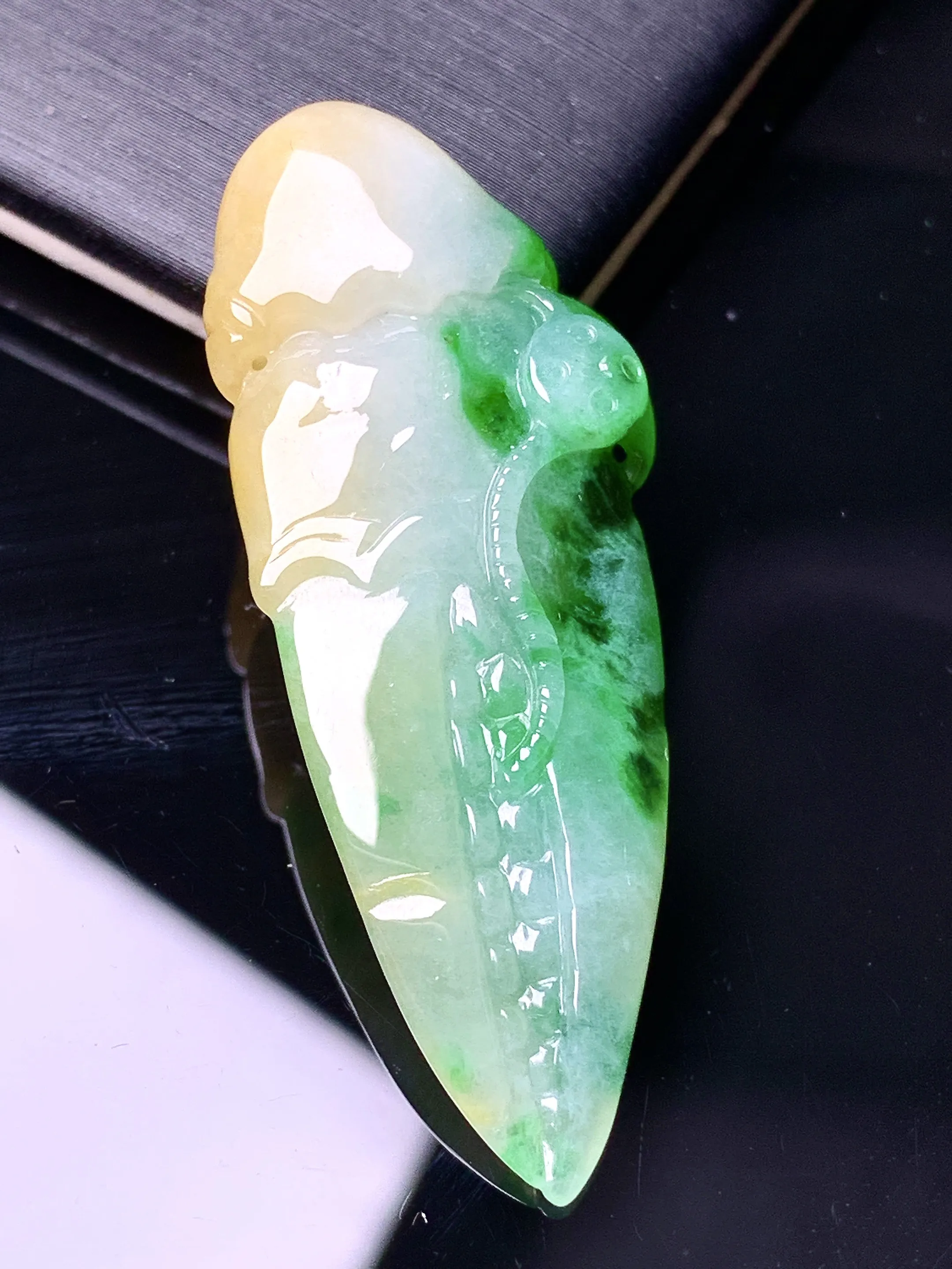 飘黄绿翡蟹钳吊坠 玉质细腻 色泽清新艳丽 整体尺寸45*17.7*8