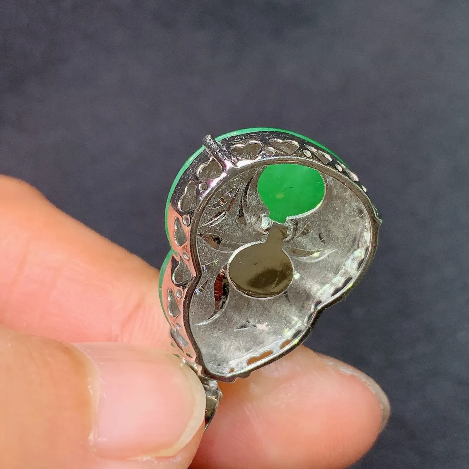 阳绿葫芦吊坠，18k金镶嵌，色泽鲜阳，冰润细腻，种水足，Lp 尺寸26.9*16.7*8.8