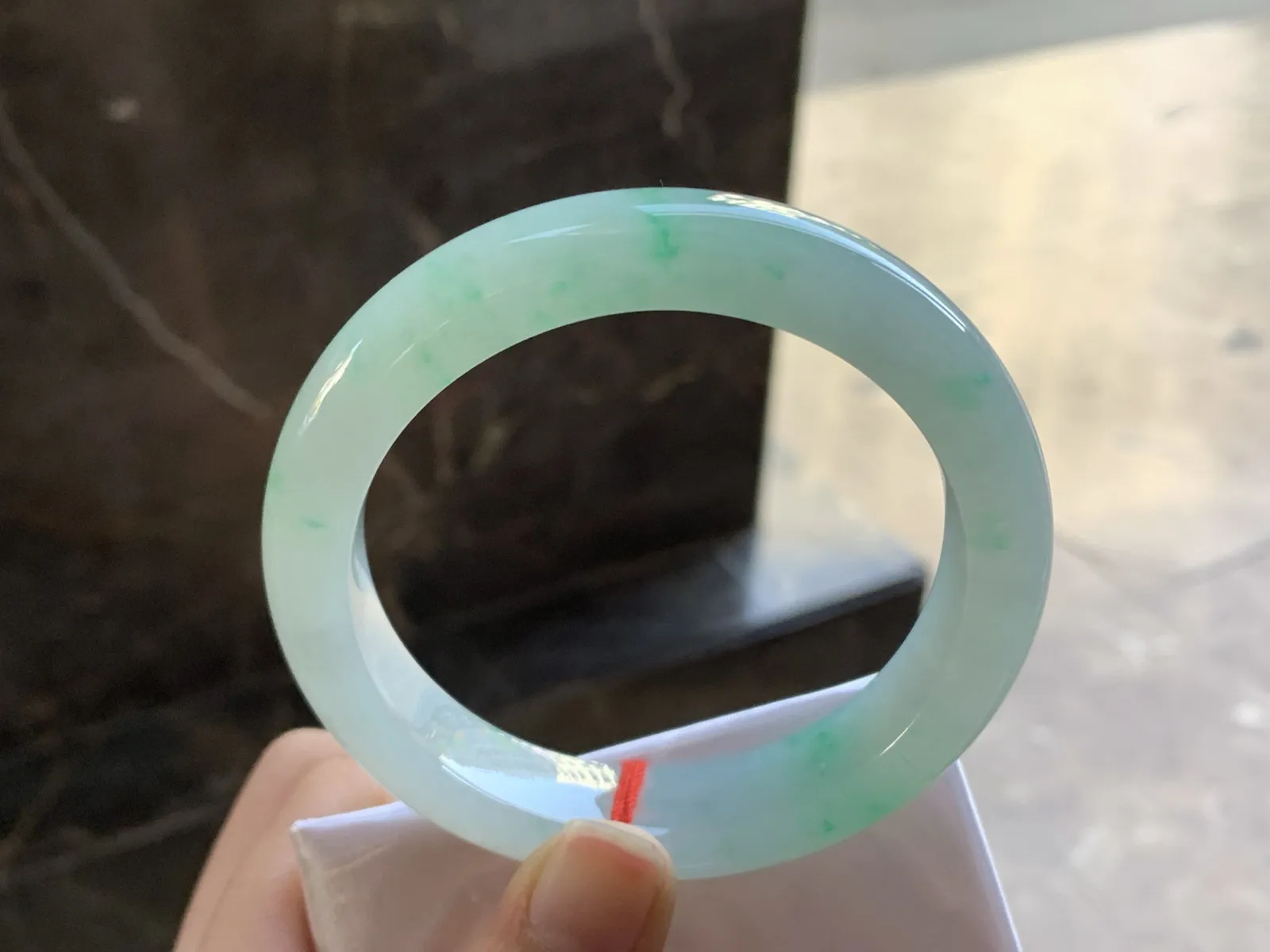 带色手镯
尺寸：58-13-9.3mm
有种有色～阳绿色点缀