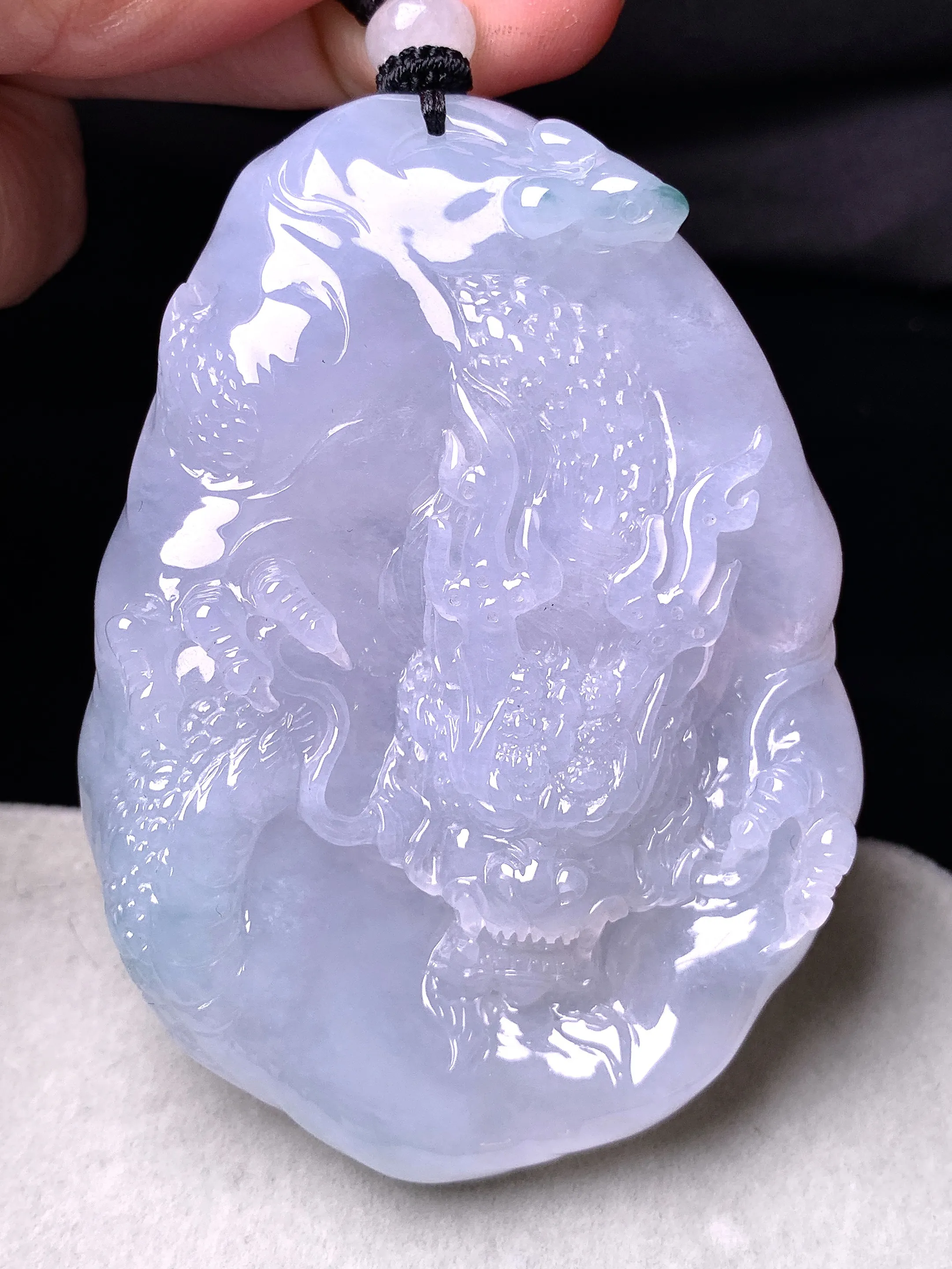 飘绿龙牌吊坠 玉质细腻 色泽清新艳丽 整体尺寸69.5*50*10.5