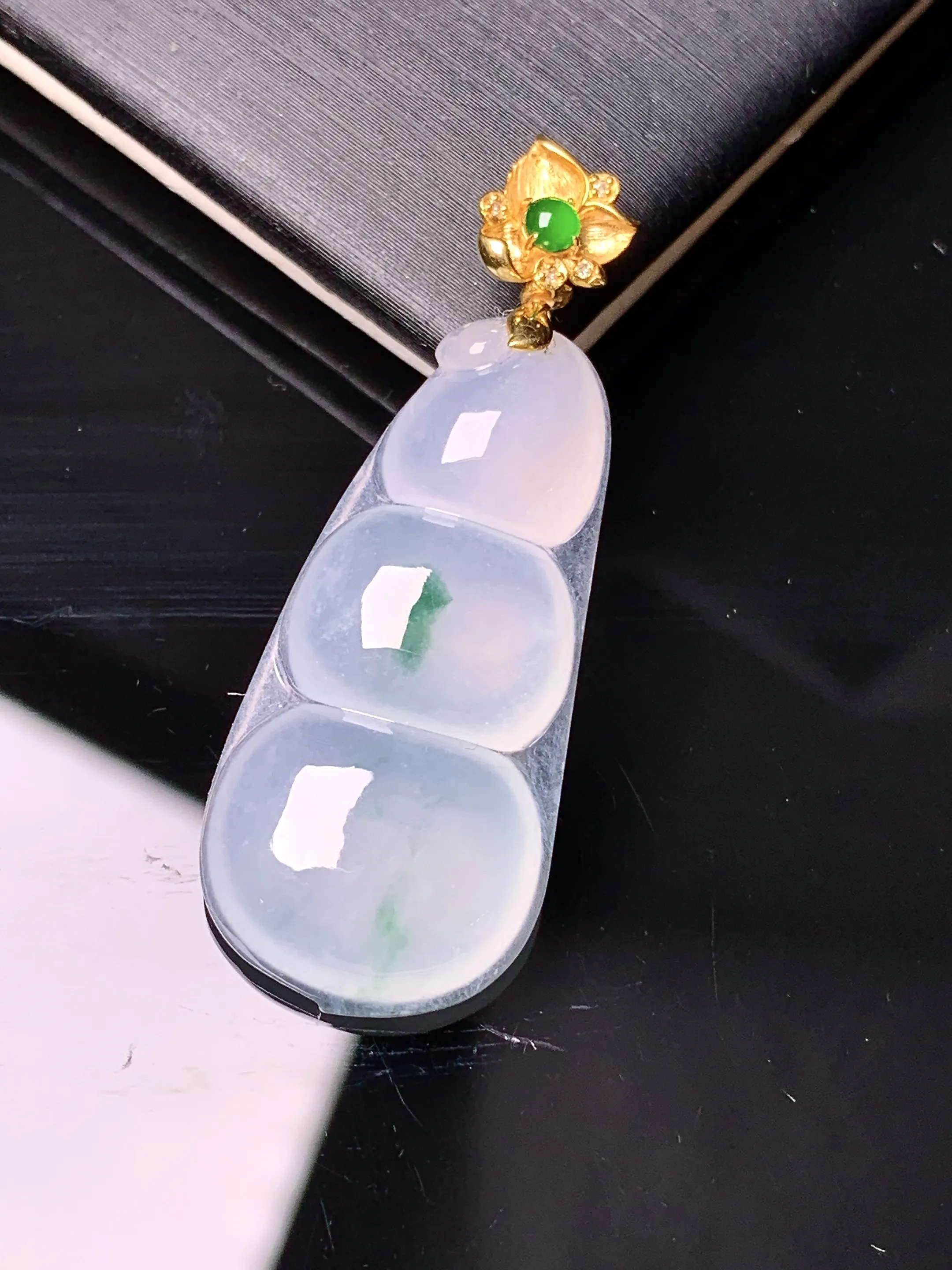 18k金镶嵌冰种四季豆吊坠 玉质细腻 色泽清新艳丽 整体尺寸40.2*15*5