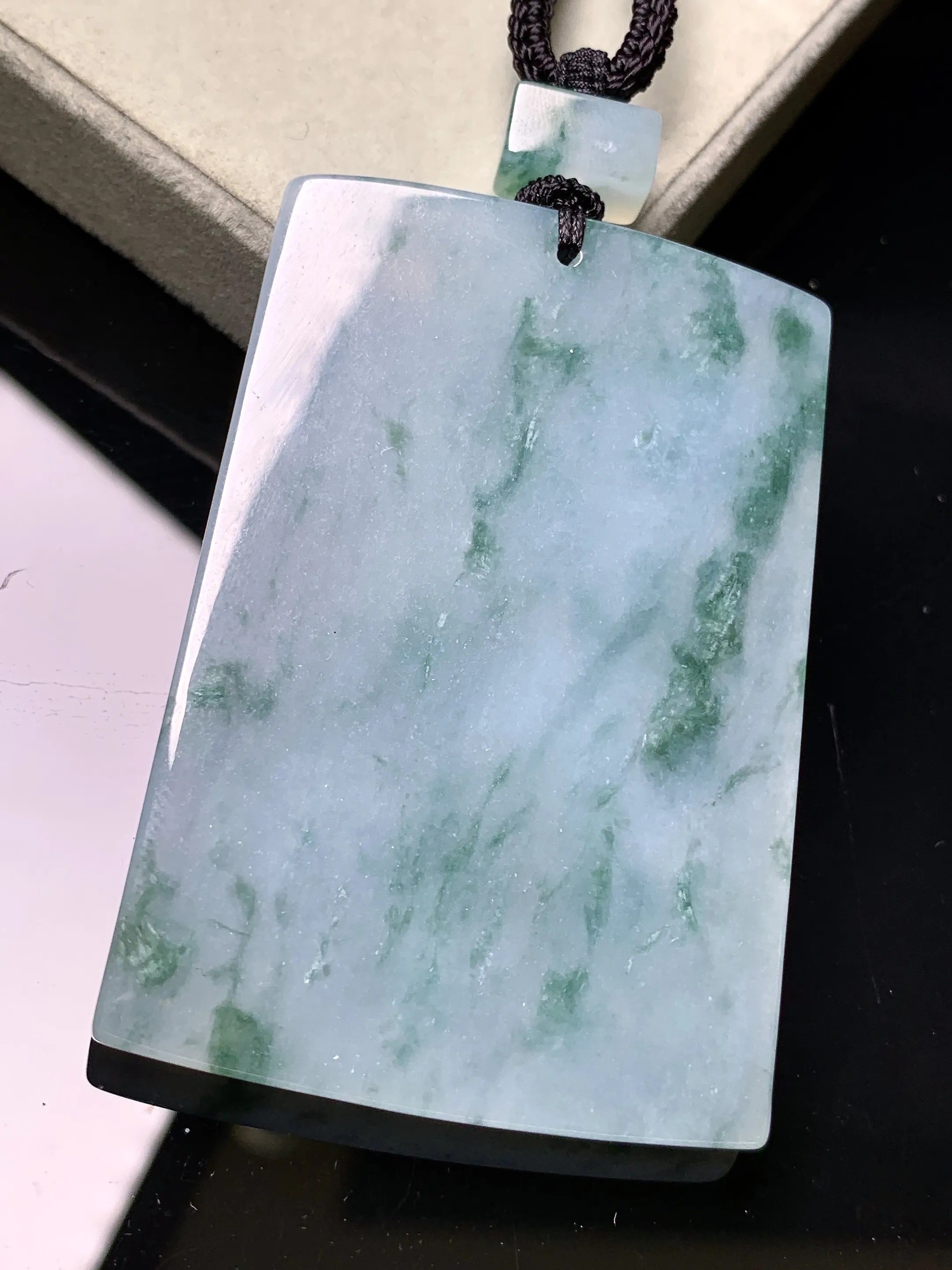 飘花无事牌吊坠 玉质细腻 色泽清新艳丽 整体尺寸60.8*42*5.5