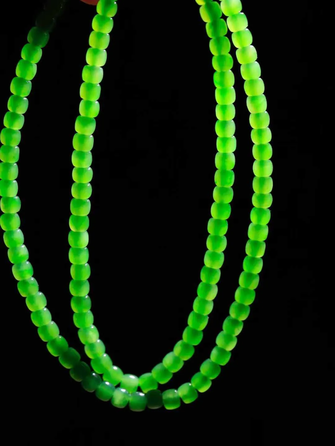 （老型珠.项链）

精品和田玉碧玉老型珠项链 玉质温润细腻 佩戴舒适。间关莺语花底滑，一生美好时光，无论身在何处，都有它相伴相守。事事顺遂，幸福美满，吉祥如意。重25.7克   尺寸取一4-4.9mm   FDA-77171231