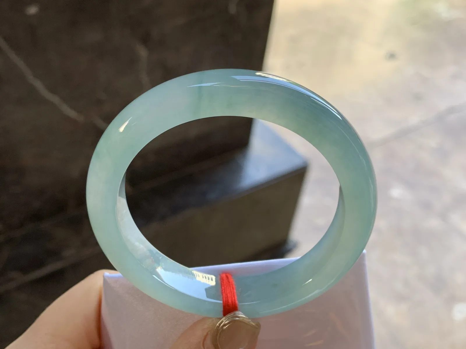 冰种飘花手镯
尺寸：52.8-11.7-8.4mm
种水好 底色浓郁漂亮