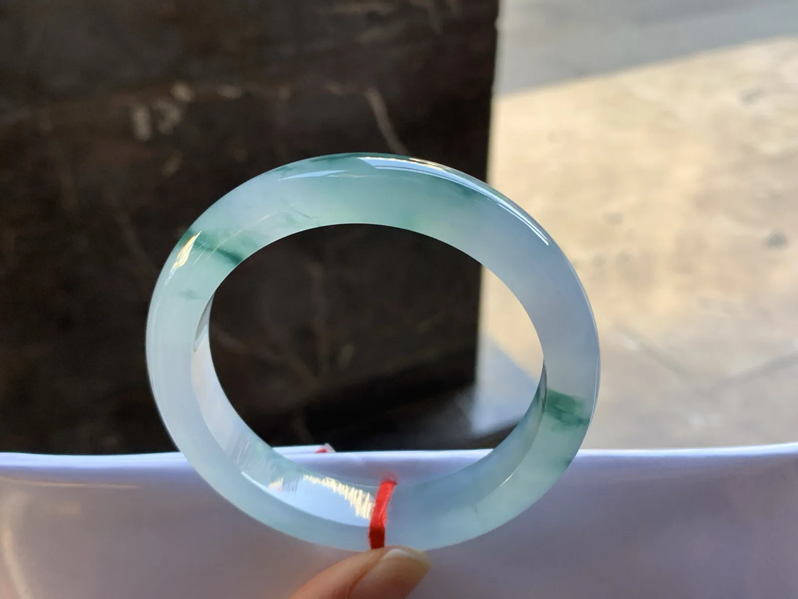 冰蓝花手镯
尺寸：56-12-8.6mm
种老肉细 飘花点缀