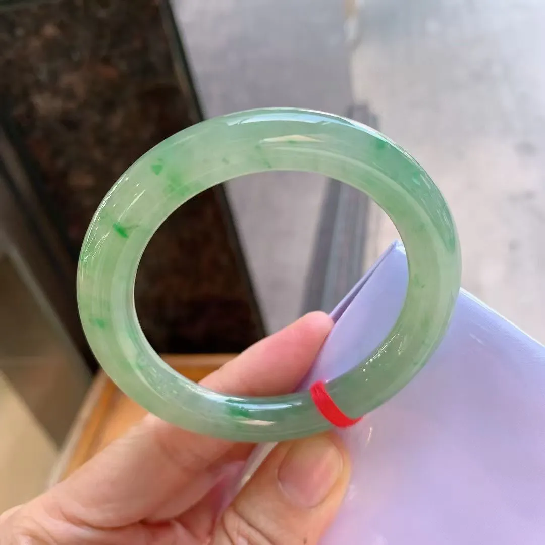 带色圆条，
尺寸：55-10
有种有色，种水不错，晶体细腻，卖相不错，上手效果好