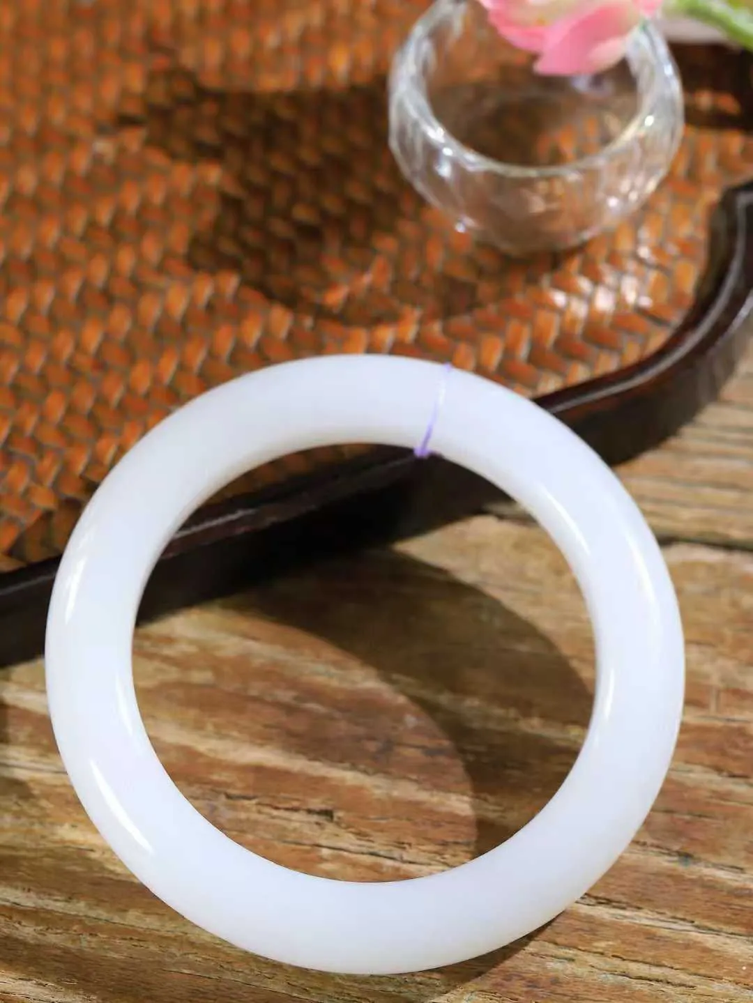 [温润如玉.手镯]

精品️和田玉白玉手镯。玉质温润细腻 油性十足 手感舒适，高华雅逸，线条流畅，简约大气，美自天成，素雅高贵。佩戴于腕间，婉约之美，举手投足间透出那份低调奢华。重73克 内径59mm尺寸12.4-10.9mm 78171214A