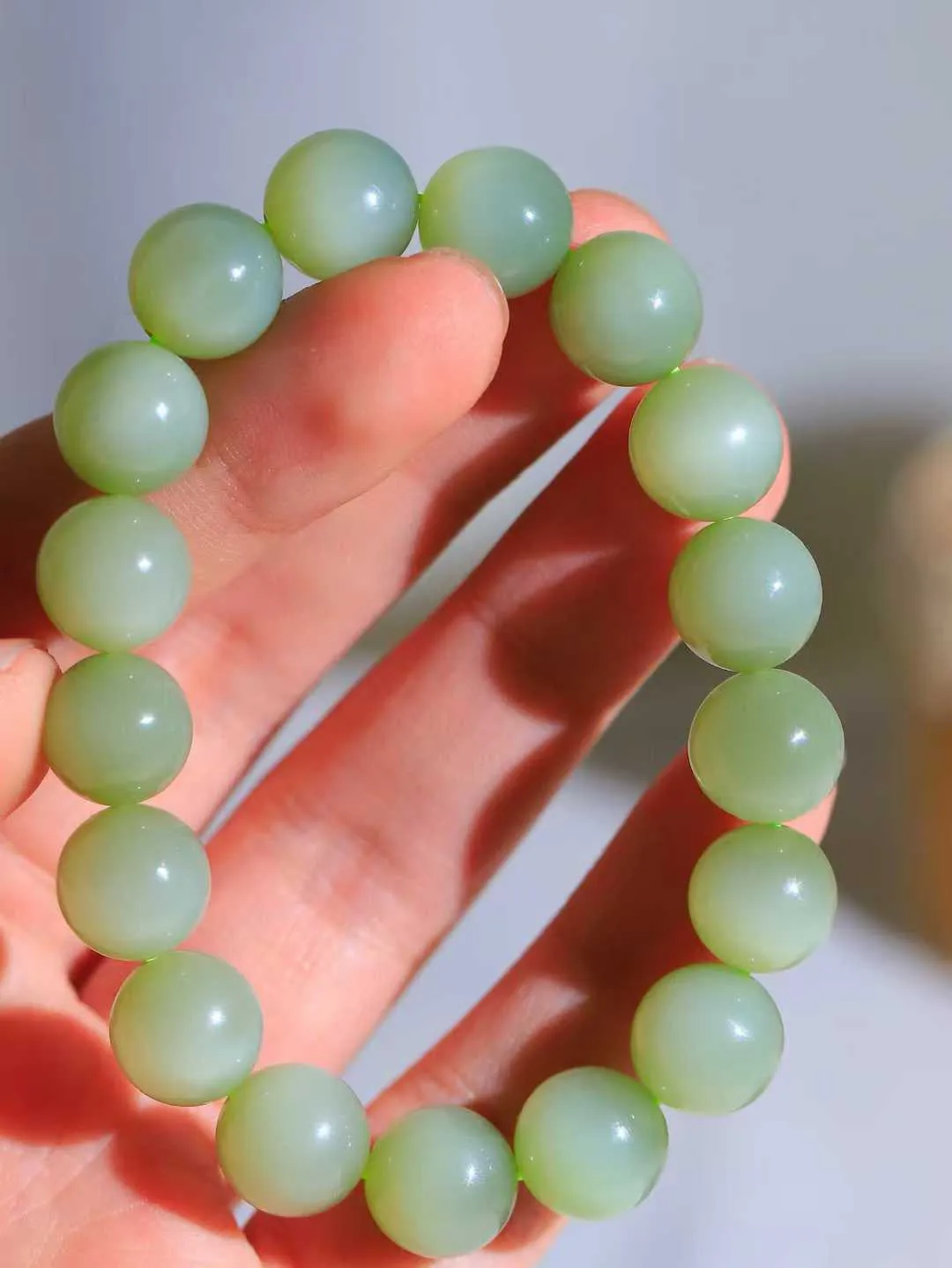 【珠圆玉润.手串】

精品️和田玉碧玉猫眼珠圆玉润手串 玉质温润细腻  整串打磨圆润，佩戴舒适。珠珠落玉盘，间关莺语花底滑，一生美好时光，无论身在何处，都有它相伴相守。事事顺遂，幸福美满，吉祥如意。重45克 尺寸取一12mm  FDA-22101233