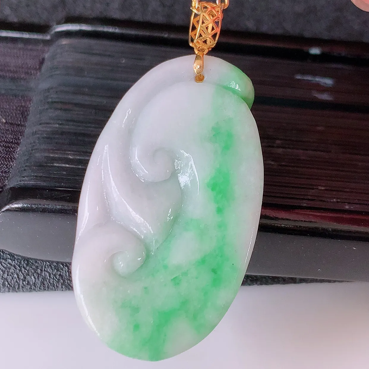 18k金镶嵌冰润飘绿如意翡翠吊坠，款式新颖，佩戴效果时尚出众，尽显气质，水润精细，美感十足。#1.16