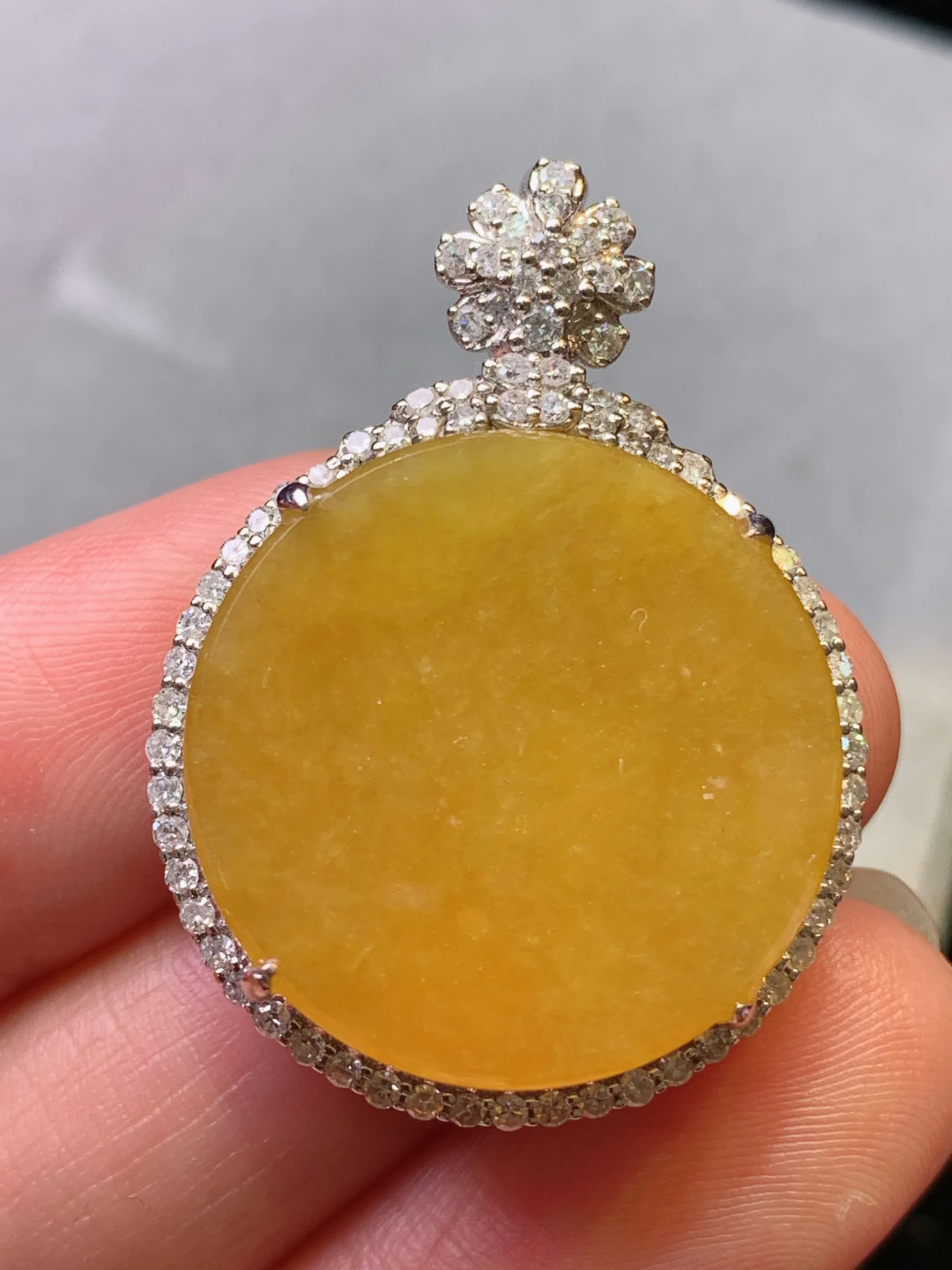 18k金钻镶嵌黄翡圆牌吊坠 玉质细腻 色泽清新艳丽 整体尺寸33.8*24.6*8.2