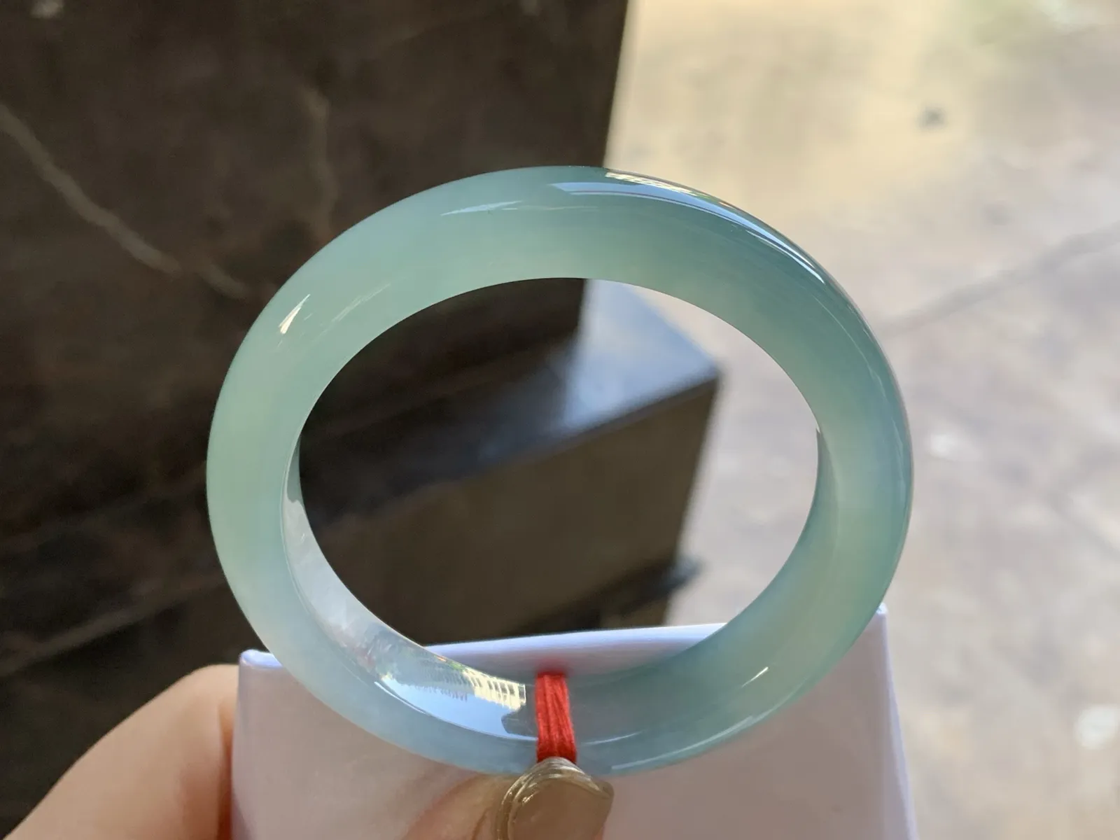 冰晴水手镯
尺寸：52.8-11.7-8.2mm
底子细腻干净 底色浓郁