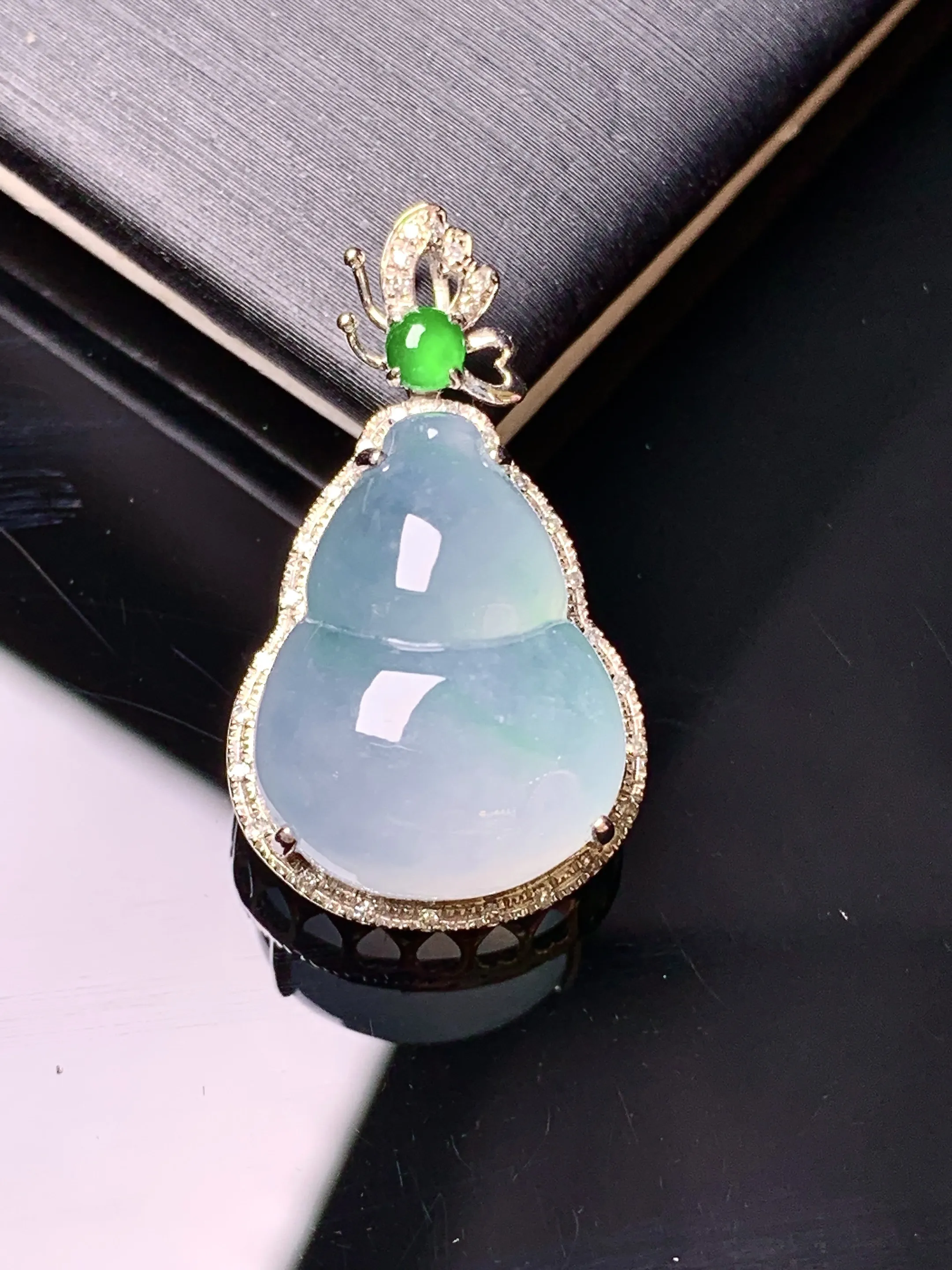 18k金钻镶嵌冰种葫芦吊坠 玉质细腻 色泽清新艳丽 整体尺寸26.2*15*9.8