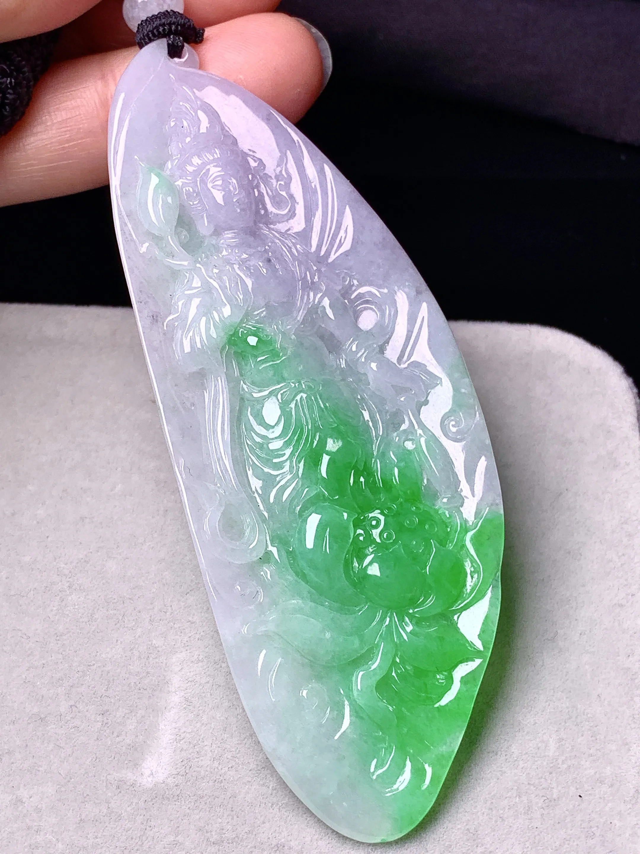 飘绿度母观音菩萨吊坠 玉质细腻 色泽清新艳丽 整体尺寸85.6*33*7.8