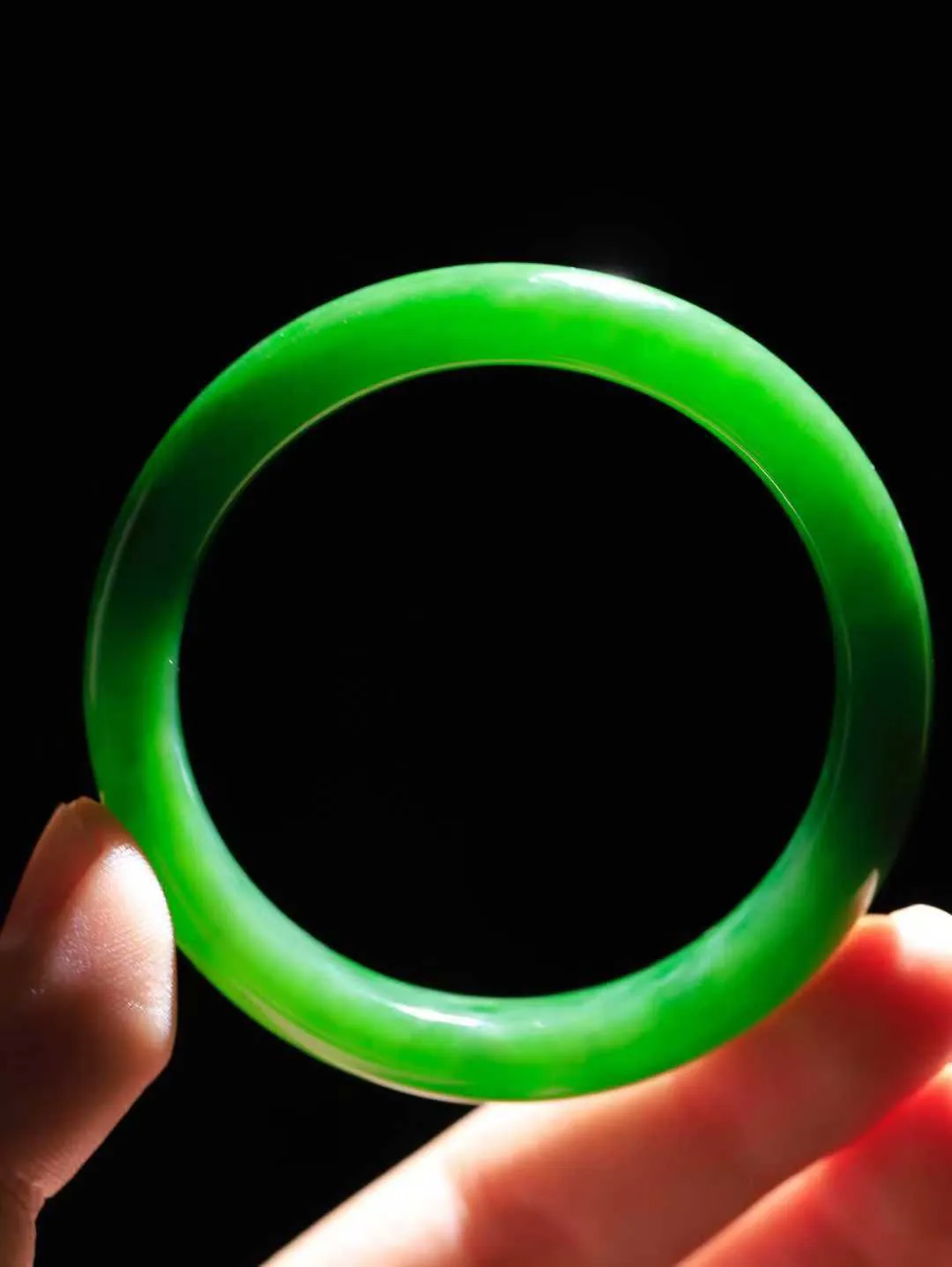 【悠悠芳华.镯】

精品和田玉碧玉手镯 玉质温润 青葱岁月，尽收腕中，婉转流畅，凝岁月悠长。盈一眸恬淡，挽一抹绿意。重38.6克 内径52mm尺寸11-7.6mm   86161255A