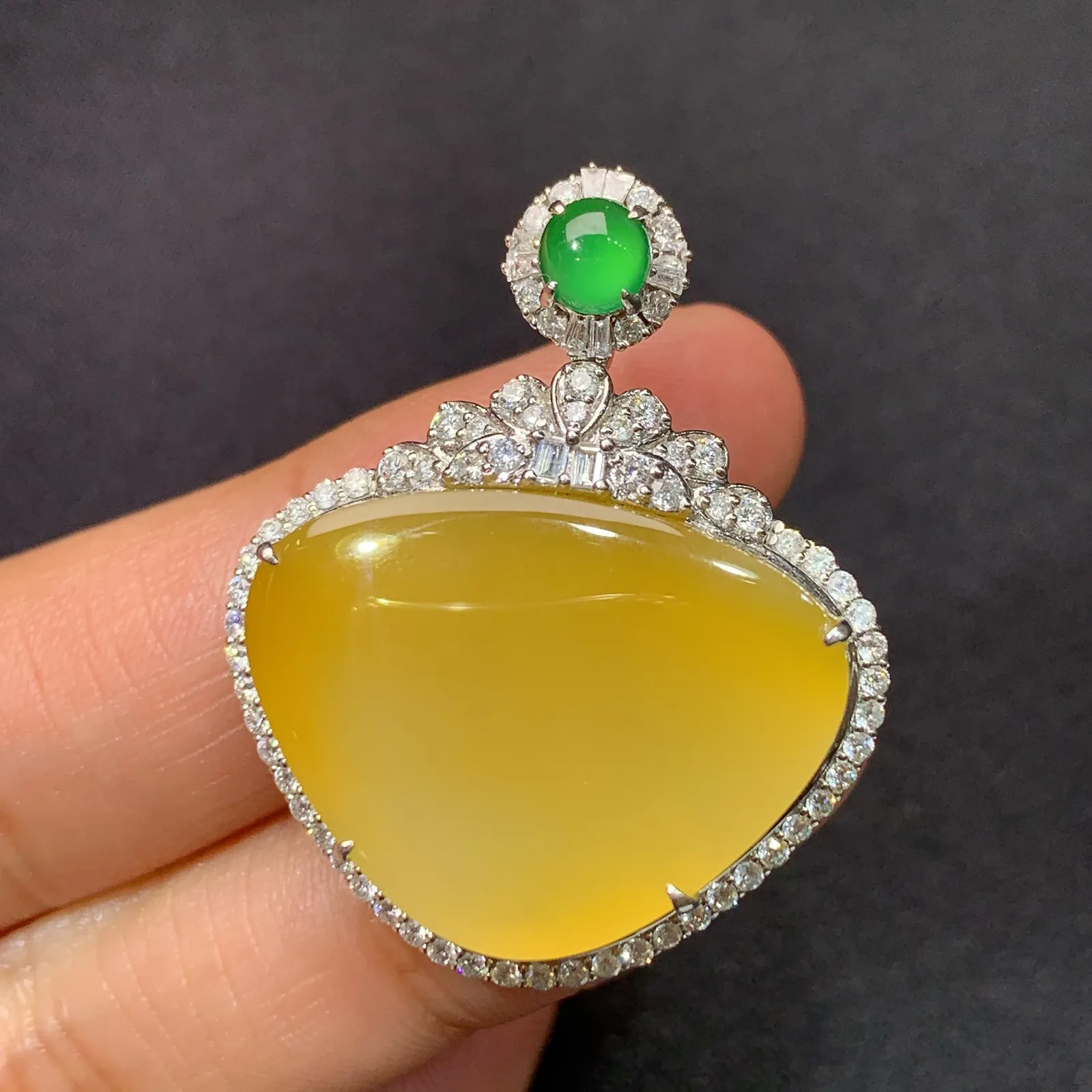 冰黄翡水滴吊坠，18k金镶嵌，色泽鲜艳，水色超佳，尺寸34.2*28*9.4