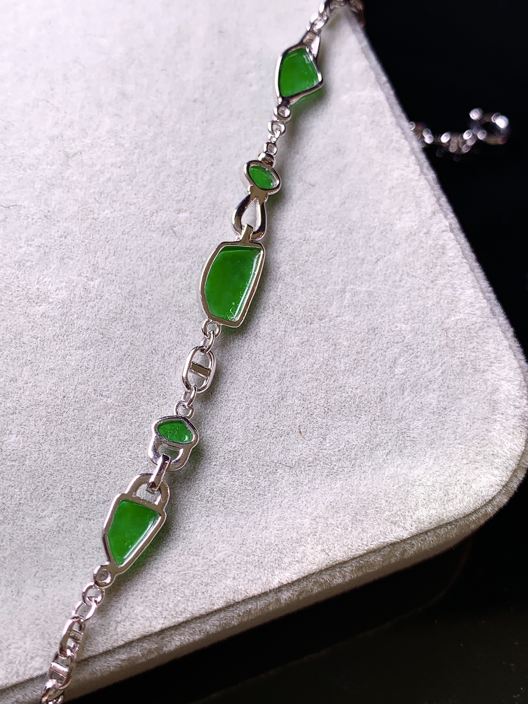 18k金钻镶嵌满绿随形手链 玉质细腻 色泽清新艳丽 整体尺寸8*5.5*3