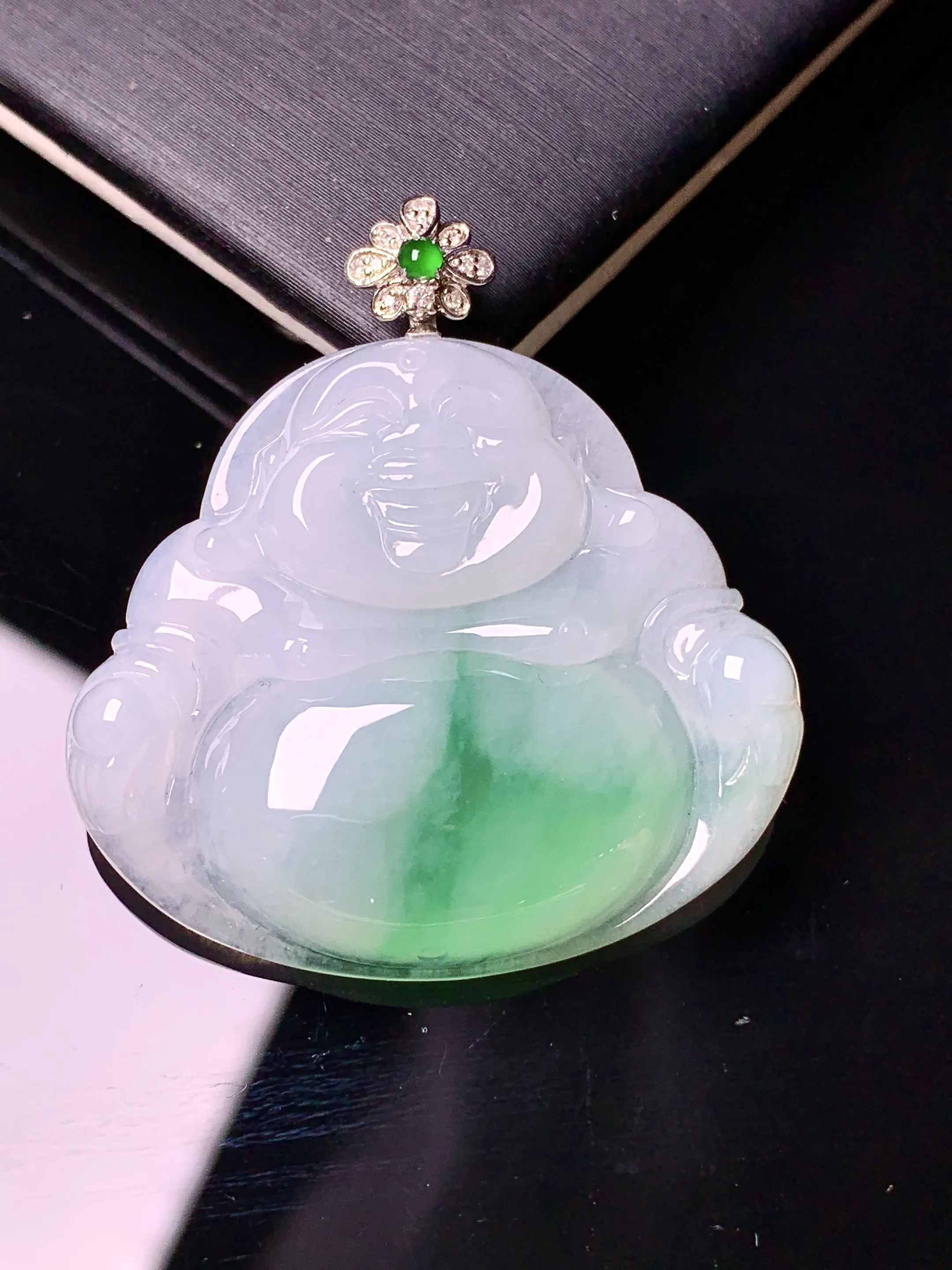 18k金钻镶嵌冰种飘绿佛公吊坠 玉质细腻 色泽清新艳丽 整体尺寸36.8*34*5.8