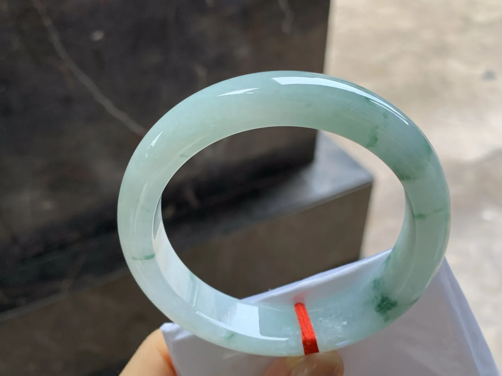 飘花手镯
尺寸：56.2-13-8.5
肉质细腻干净～飘花点缀，上手好看，