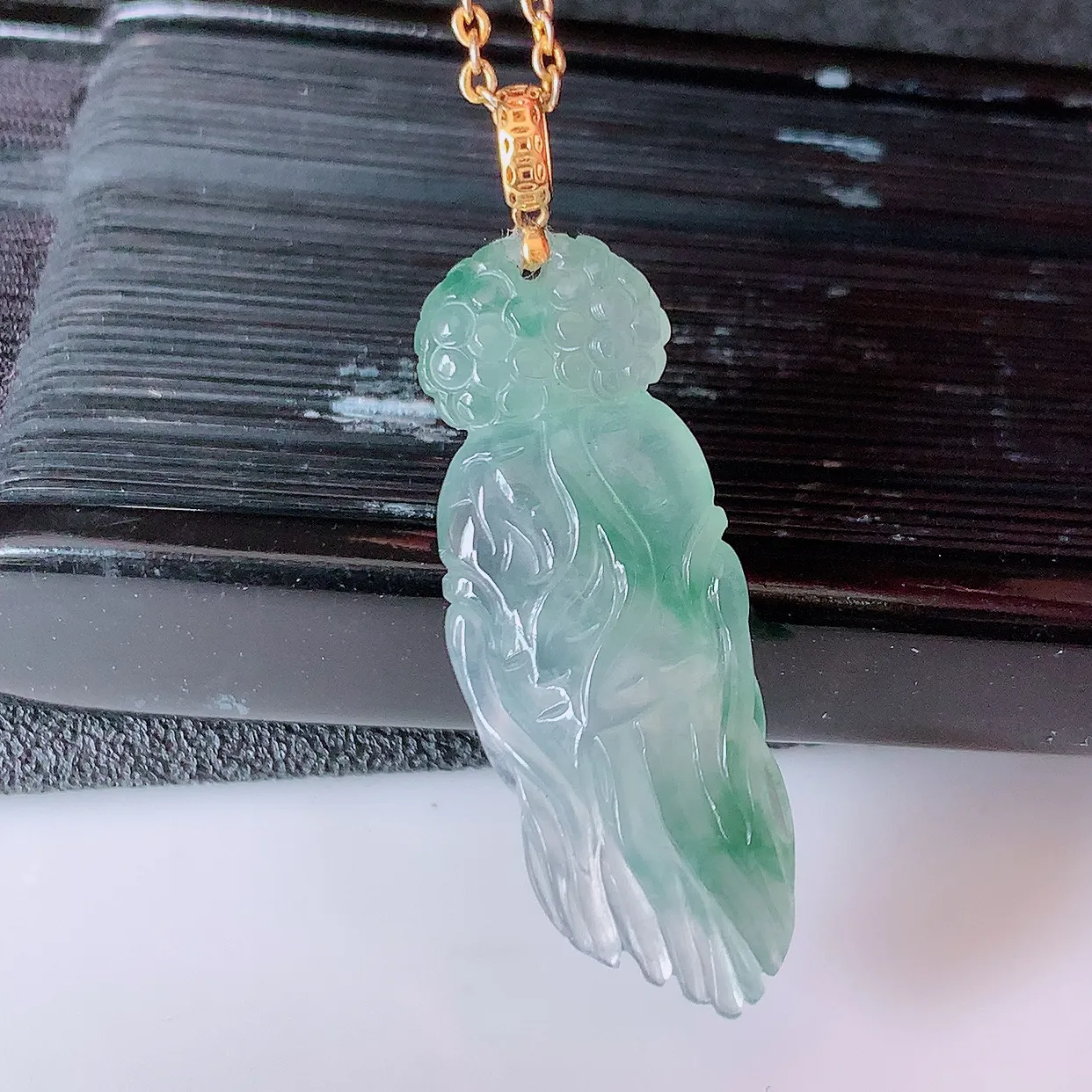 18k金镶嵌冰种飘花翡翠人参吊坠，人生如意，款式新颖，佩戴效果时尚出众，尽显气质，水润精细，美感十足。#1.16