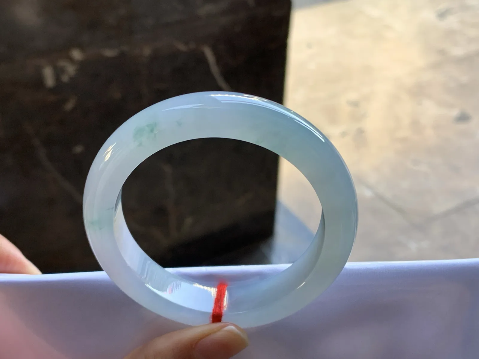 飘花手镯
尺寸：55-13.4-9mm
种水好 底色漂亮