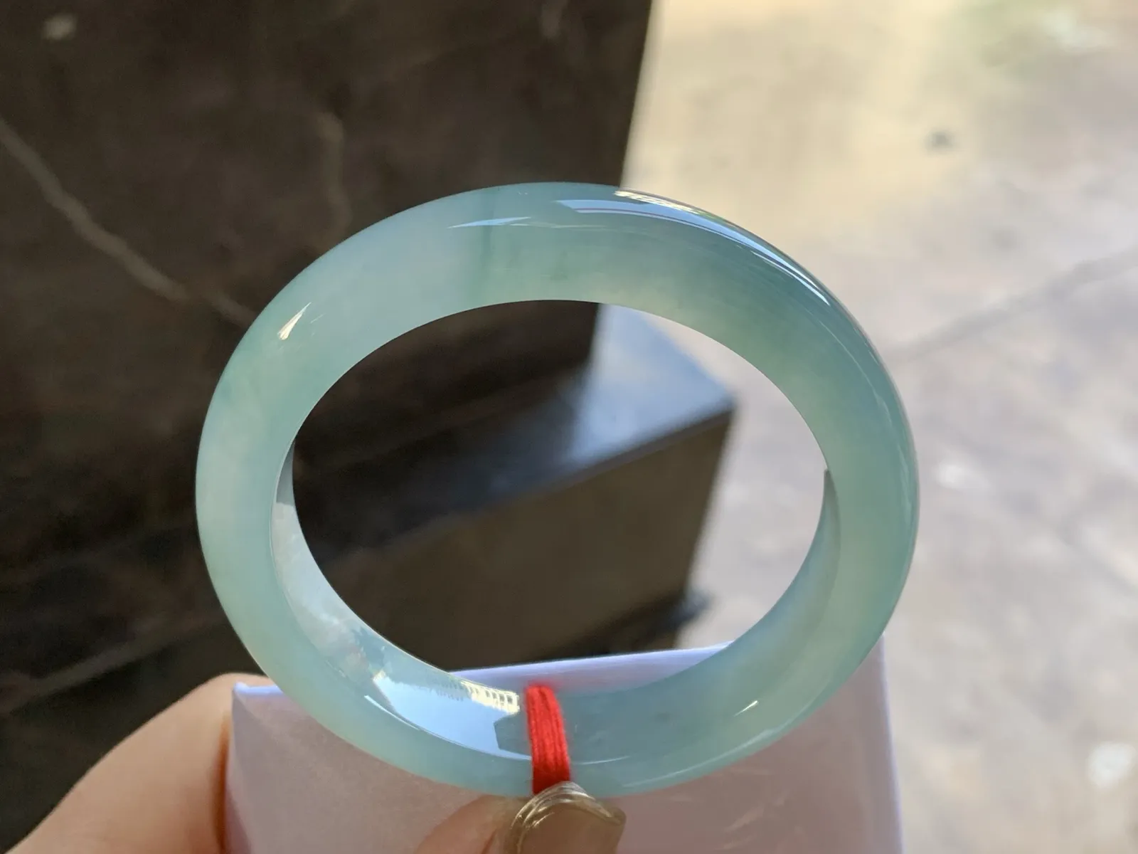 冰种飘花手镯
尺寸：52.8-11.7-8.4mm
种水好 底色浓郁漂亮