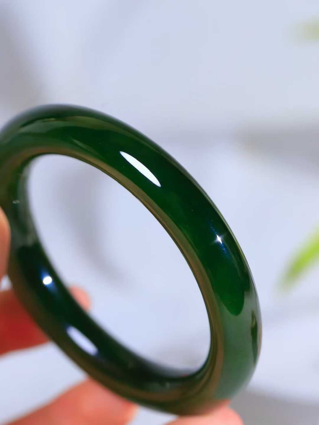 【温润如心.镯】

精品和田玉碧玉圆条手镯，精选上等碧玉料，色泽清透，质地细腻。佩戴它，感受千年玉文化的温润与优雅，愿它为您带来平安与幸福。重72.7克  尺寸58-11.7-11.7mm  10101211A