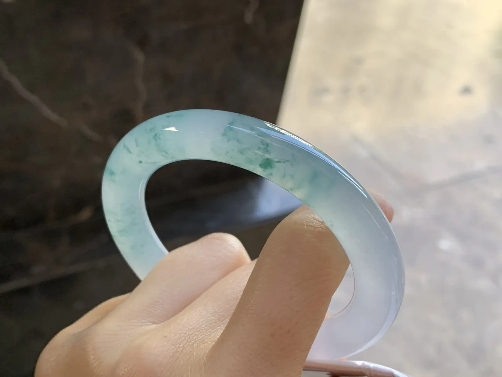 冰种飘乎了圆条手镯
尺寸：55.2-9.8-10mm
冰味十足 飘花浓郁