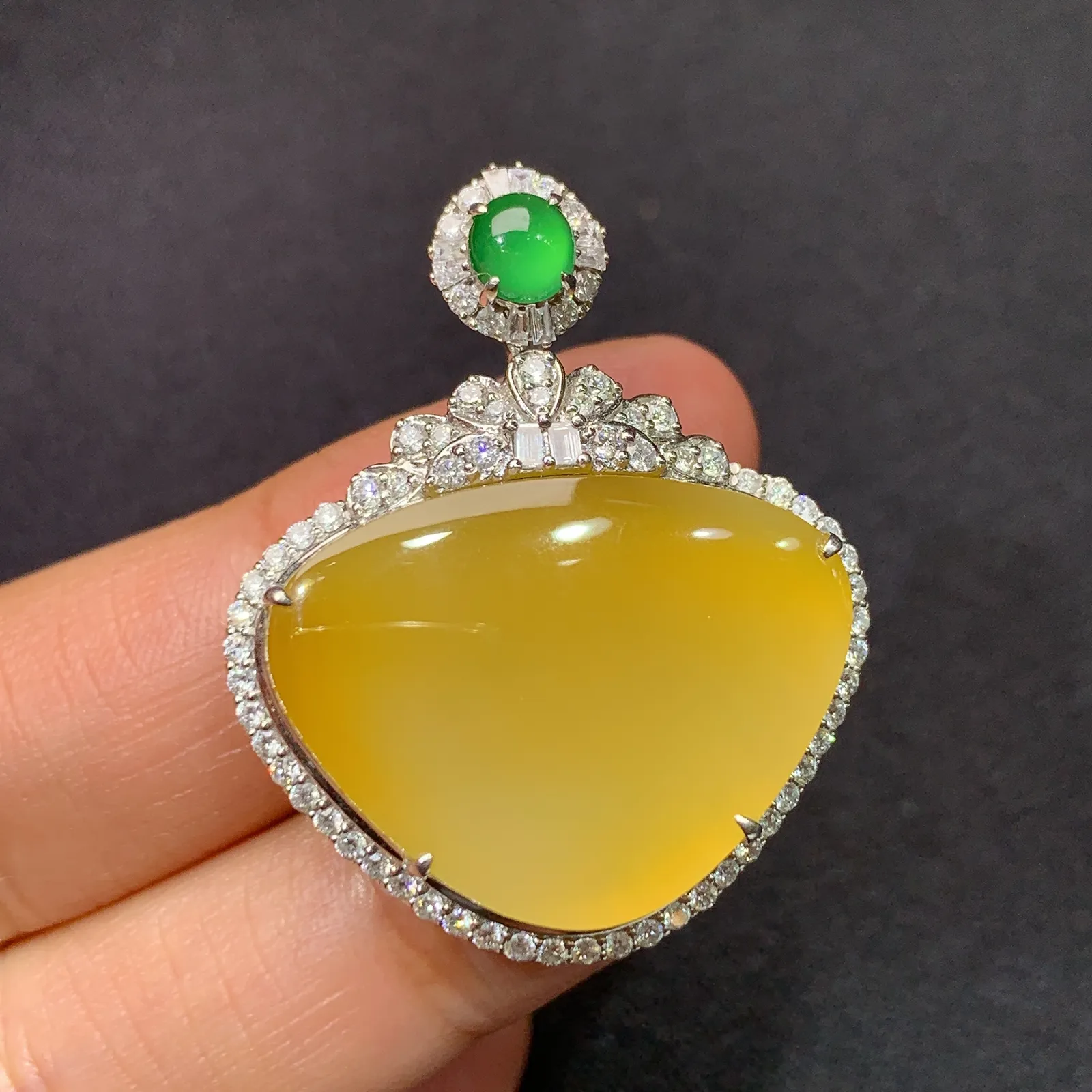 冰黄翡水滴吊坠，18k金镶嵌，色泽鲜艳，水色超佳，尺寸34.2*28*9.4