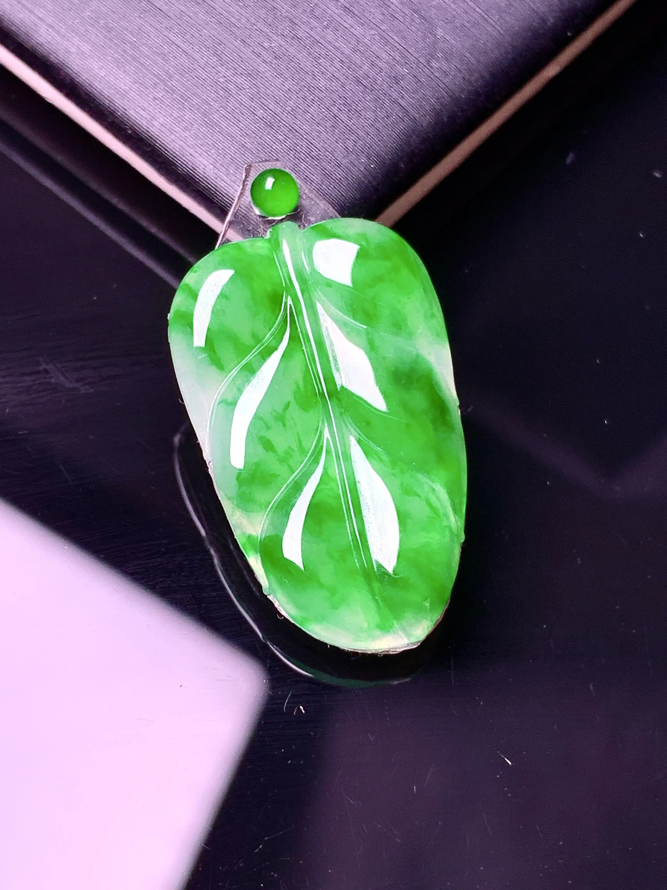 镶嵌款 翠绿树叶吊坠 玉质细腻 色泽清新艳丽 整体尺寸23.6*14.8*2.3
