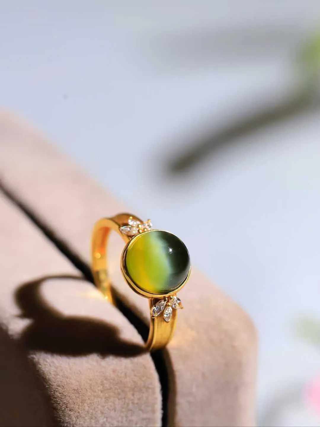 【金镶玉.戒指】

精品和田玉碧玉猫眼18k金镶嵌戒指 玉质细腻温润 油性十足 ，不论时光如何流转变化，这枚戒指始终闪耀着最初的光芒。精工镶嵌18K金 （保真金 可检测贵金属18K金） 重2.5克 尺寸17-8.5-8mm 78171454A