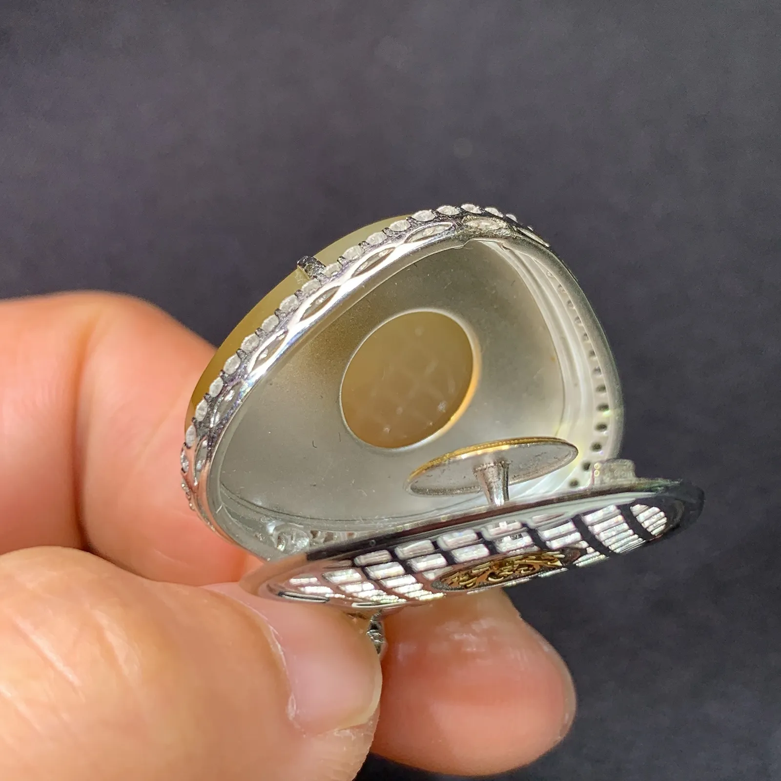 冰黄翡水滴吊坠，18k金镶嵌，色泽鲜艳，水色超佳，尺寸34.2*28*9.4