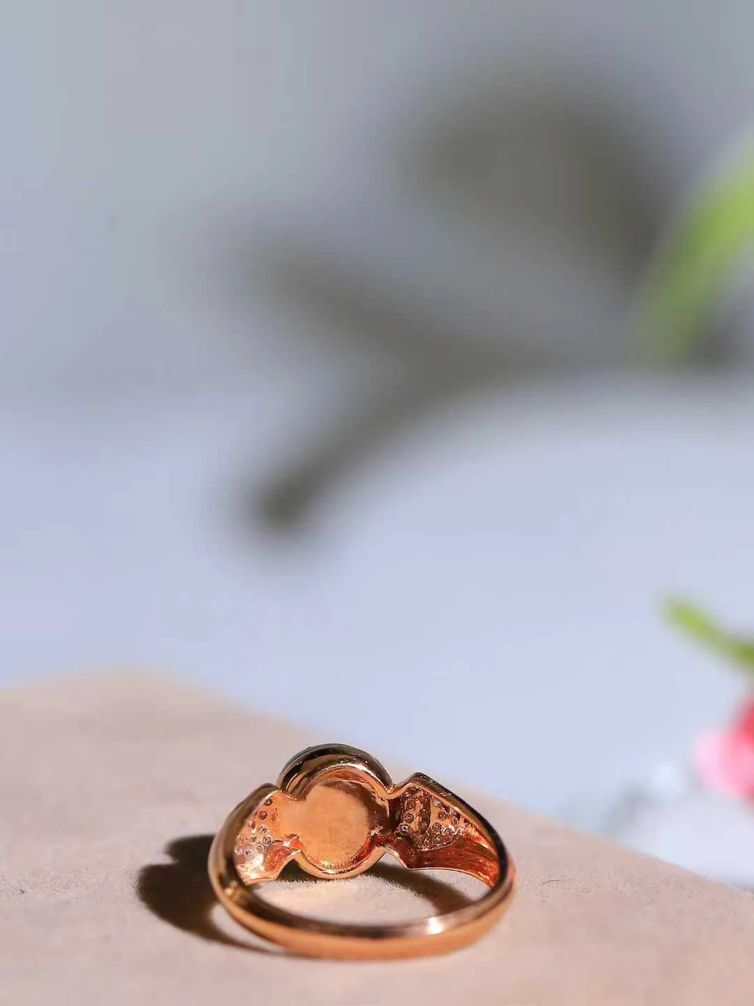 【金镶玉.戒指】

精品和田玉碧玉猫眼18k金镶嵌戒指 玉质细腻温润 油性十足 ，不论时光如何流转变化，这枚戒指始终闪耀着最初的光芒。精工镶嵌18K金 （保真金 可检测贵金属18K金） 重2.6克 尺寸17-8.5-7.8mm 78171459A