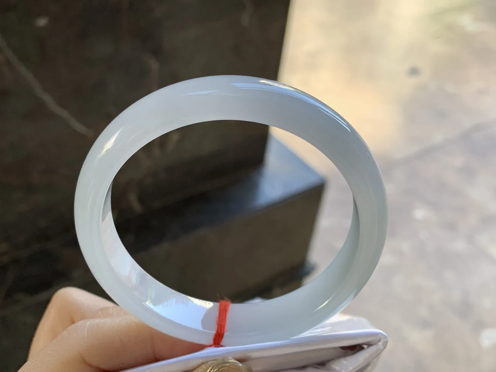 细糯手镯
尺寸：57.5-12.8-7.2mm
底子细腻有种水 小清新