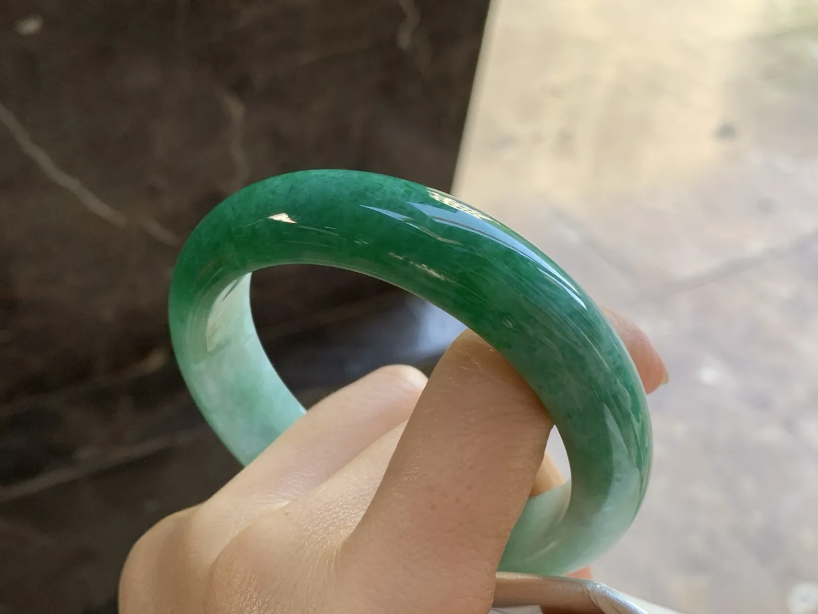 辣绿色手镯
尺寸：59.1-14.6-9mm
底子细腻 绿色浓郁耐看