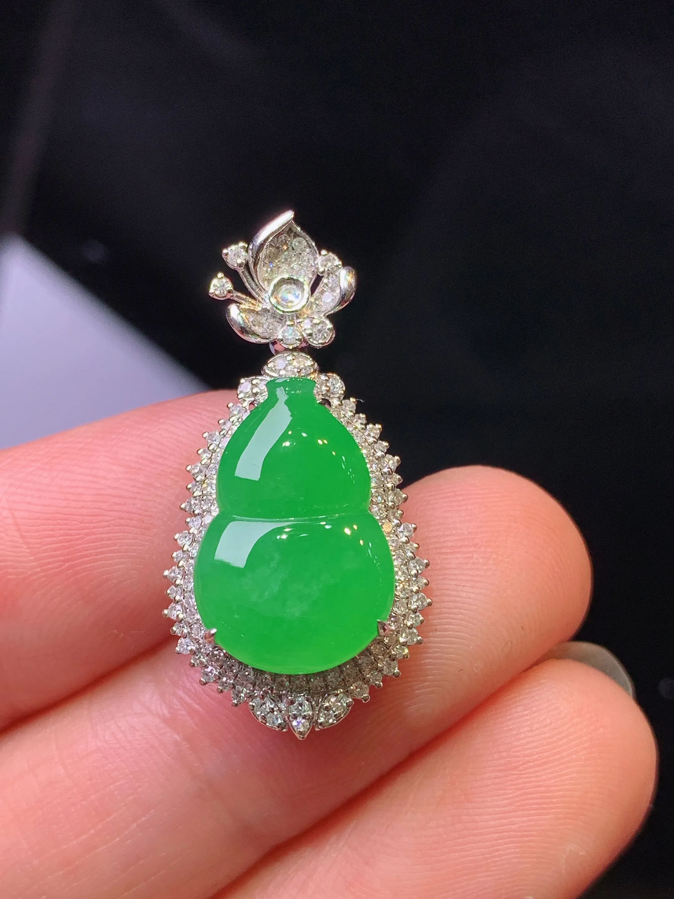 18k金钻镶嵌满绿葫芦吊坠 玉质细腻 色泽清新艳丽 整体尺寸28*14.2*7.5