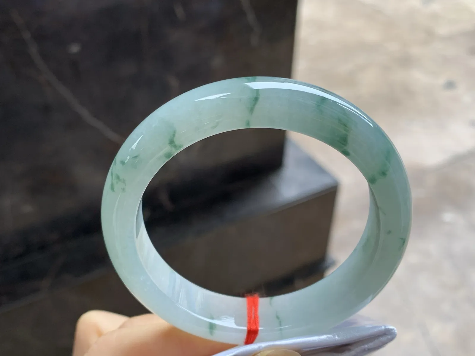 飘花手镯
尺寸：56.2-13-8.5
肉质细腻干净～飘花点缀，上手好看，