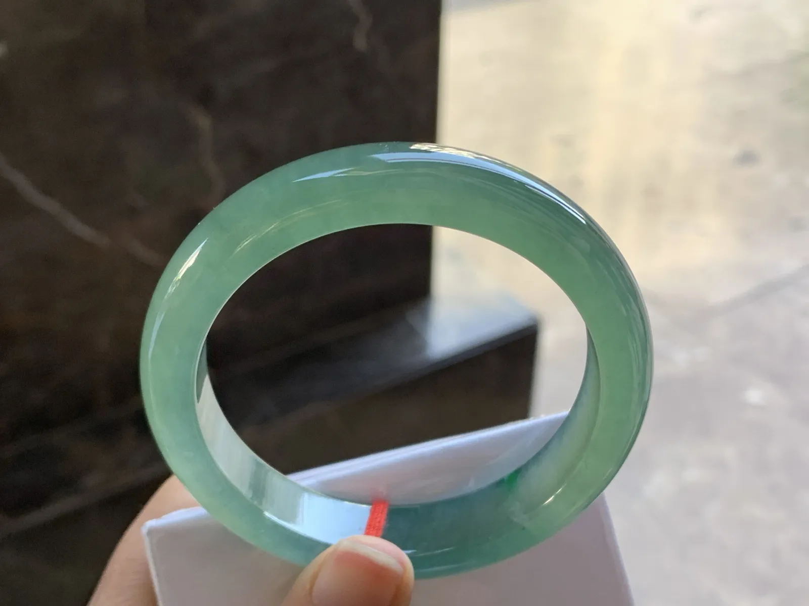 油绿手镯
尺寸：56.5-13-8.5mm
种老肉细 有种有色