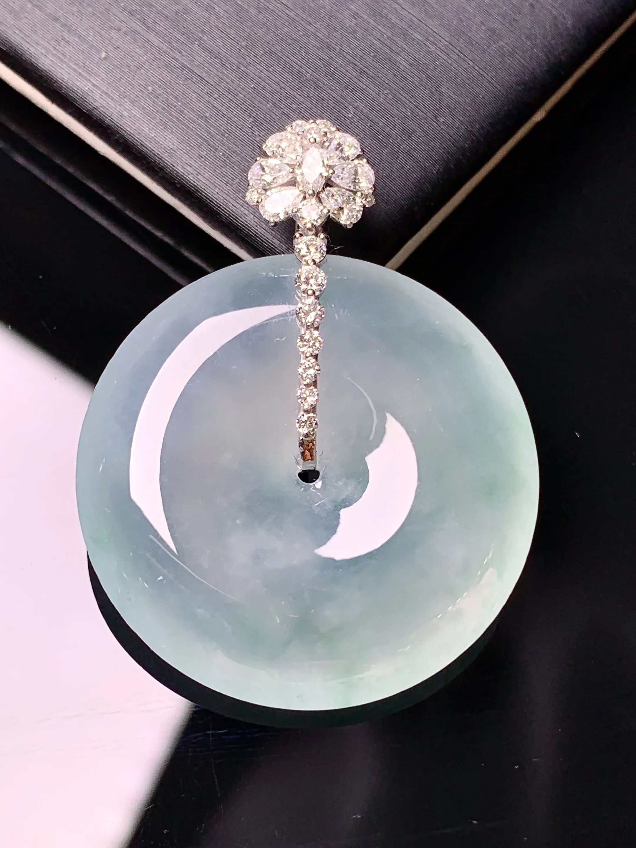 18k金钻镶嵌冰种平安扣吊坠 玉质细腻 色泽清新艳丽 整体尺寸36.5*28.2*6.2