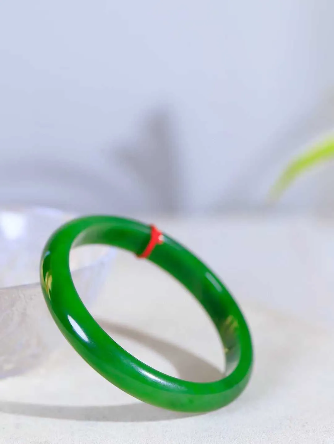 【温润如心.镯】

收藏级臻品和田玉碧玉手镯，精选上等碧玉料，色泽清透，质地细腻。佩戴它，感受千年玉文化的温润与优雅，愿它为您带来平安与幸福。重35.2克  尺寸58-10.5-6.6mm  10101211A