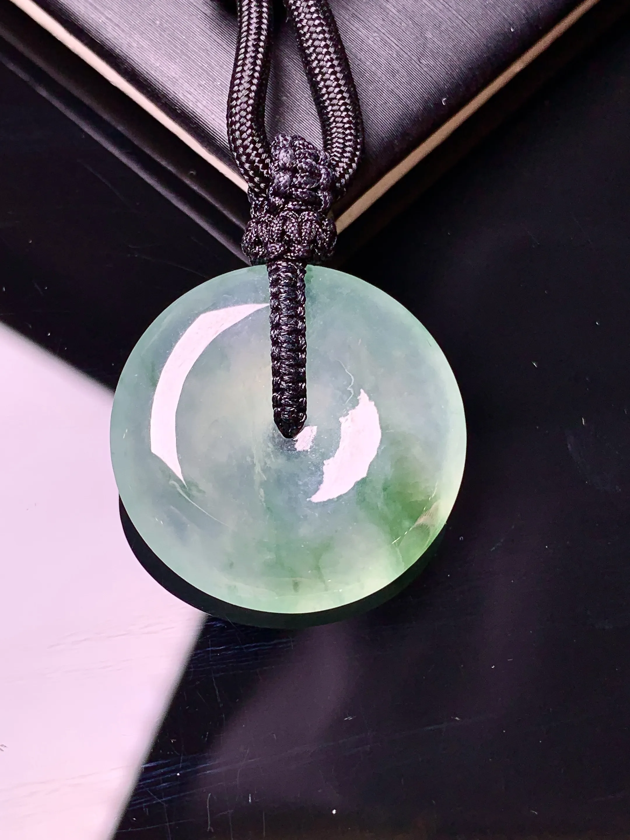 冰种飘绿平安扣吊坠 玉质细腻 色泽清新艳丽 整体尺寸23.5*5