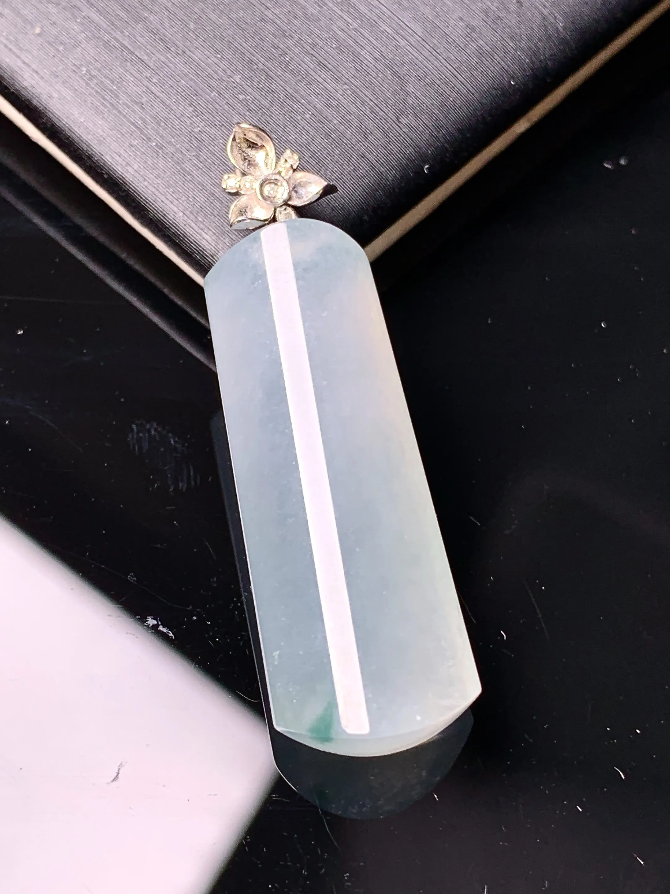 18k金钻镶嵌冰种玉柱吊坠 玉质细腻 色泽清新艳丽 整体尺寸36*11.2*6.2