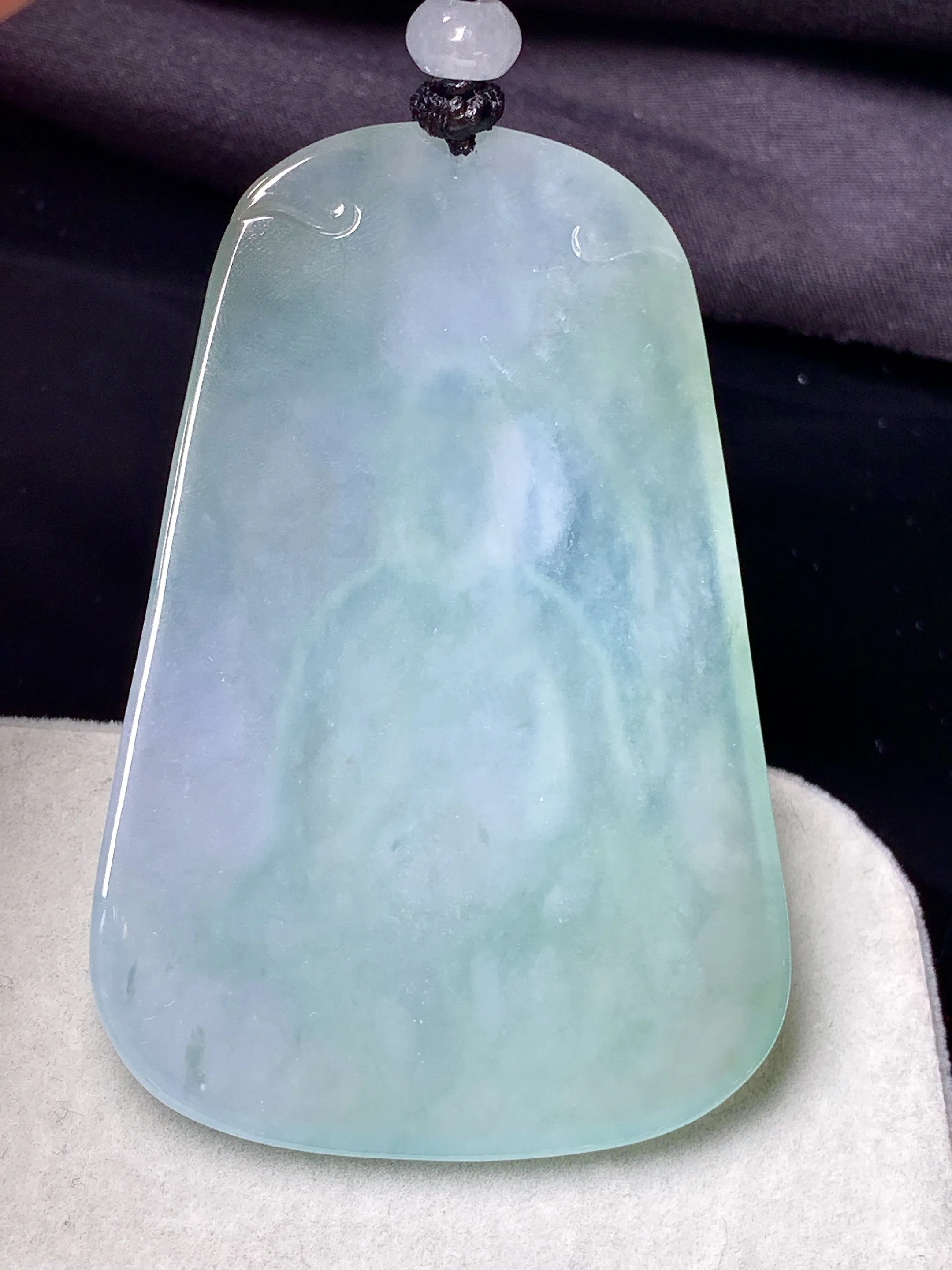 飘绿观音菩萨吊坠 玉质细腻 色泽清新艳丽 整体尺寸62.3*41.3*5.8