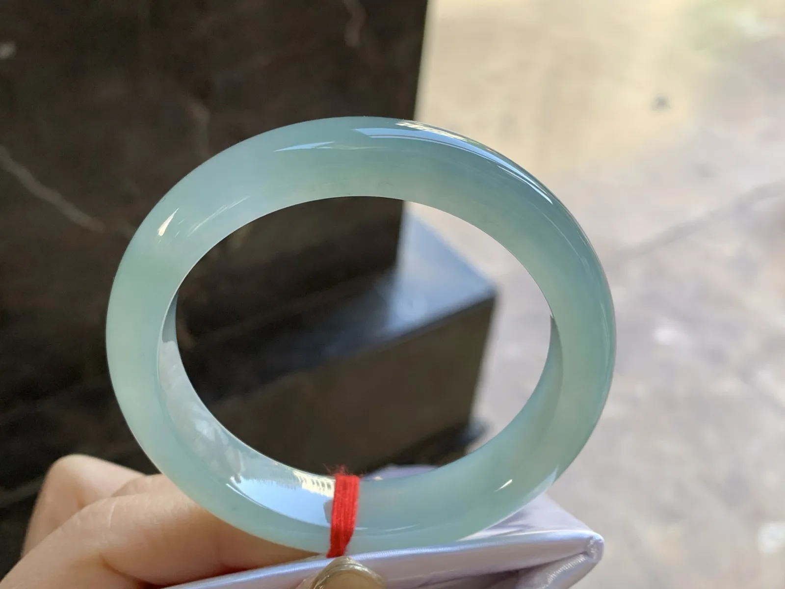 冰种晴绿手镯
尺寸：54.6-12.4-8.2mm
种老肉细 底色浓郁漂亮