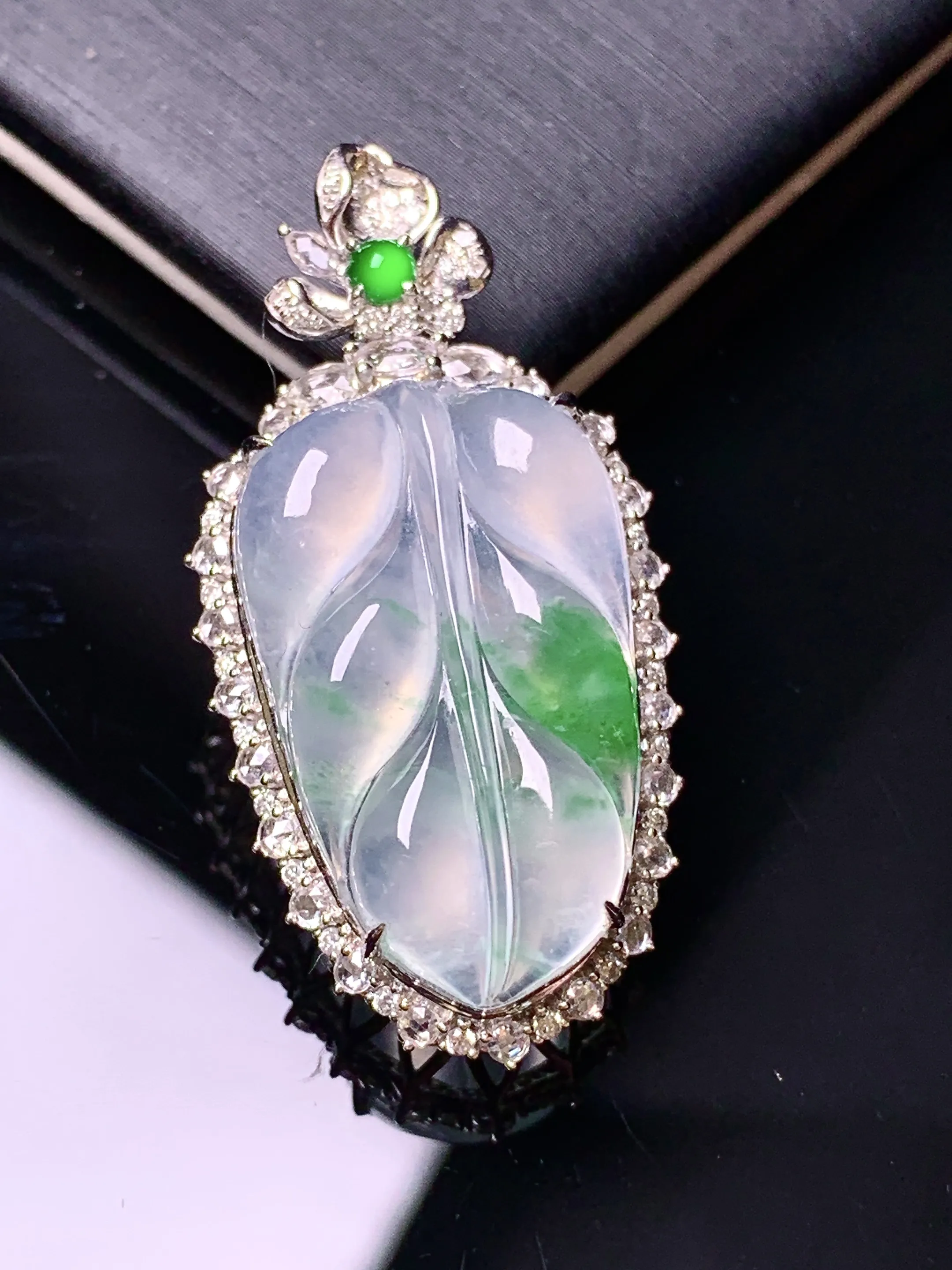 18k金钻镶嵌冰种飘绿树叶吊坠 玉质细腻 色泽清新艳丽 整体尺寸35.6*18*9.6