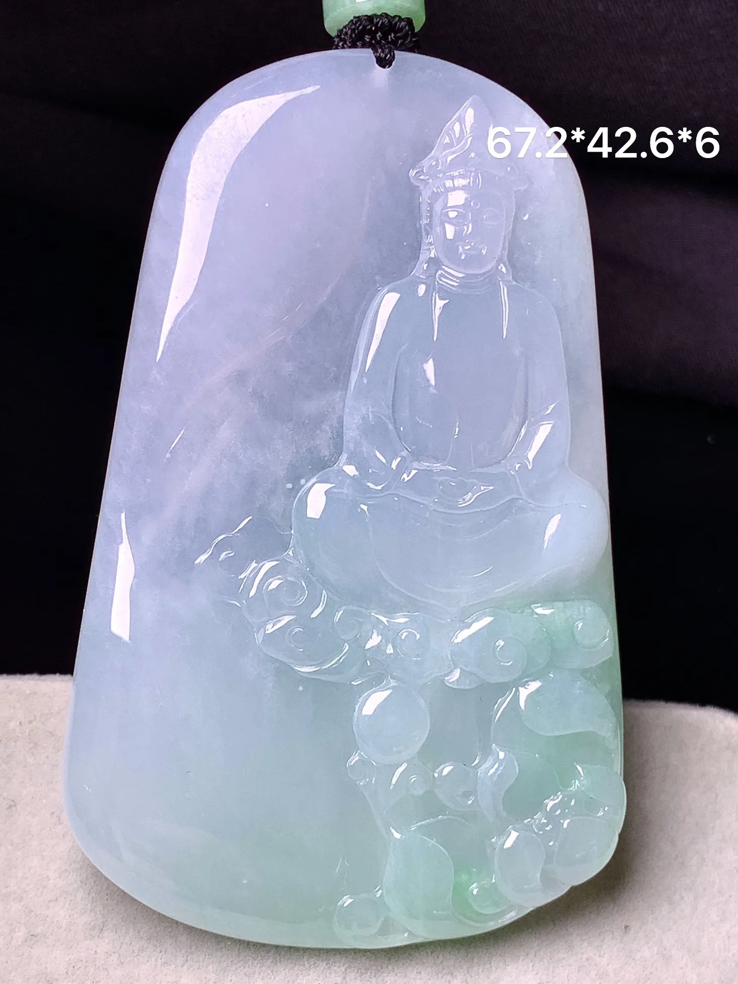 飘绿观音菩萨吊坠 玉质细腻 色泽清新艳丽 整体尺寸67.2*42.6*6