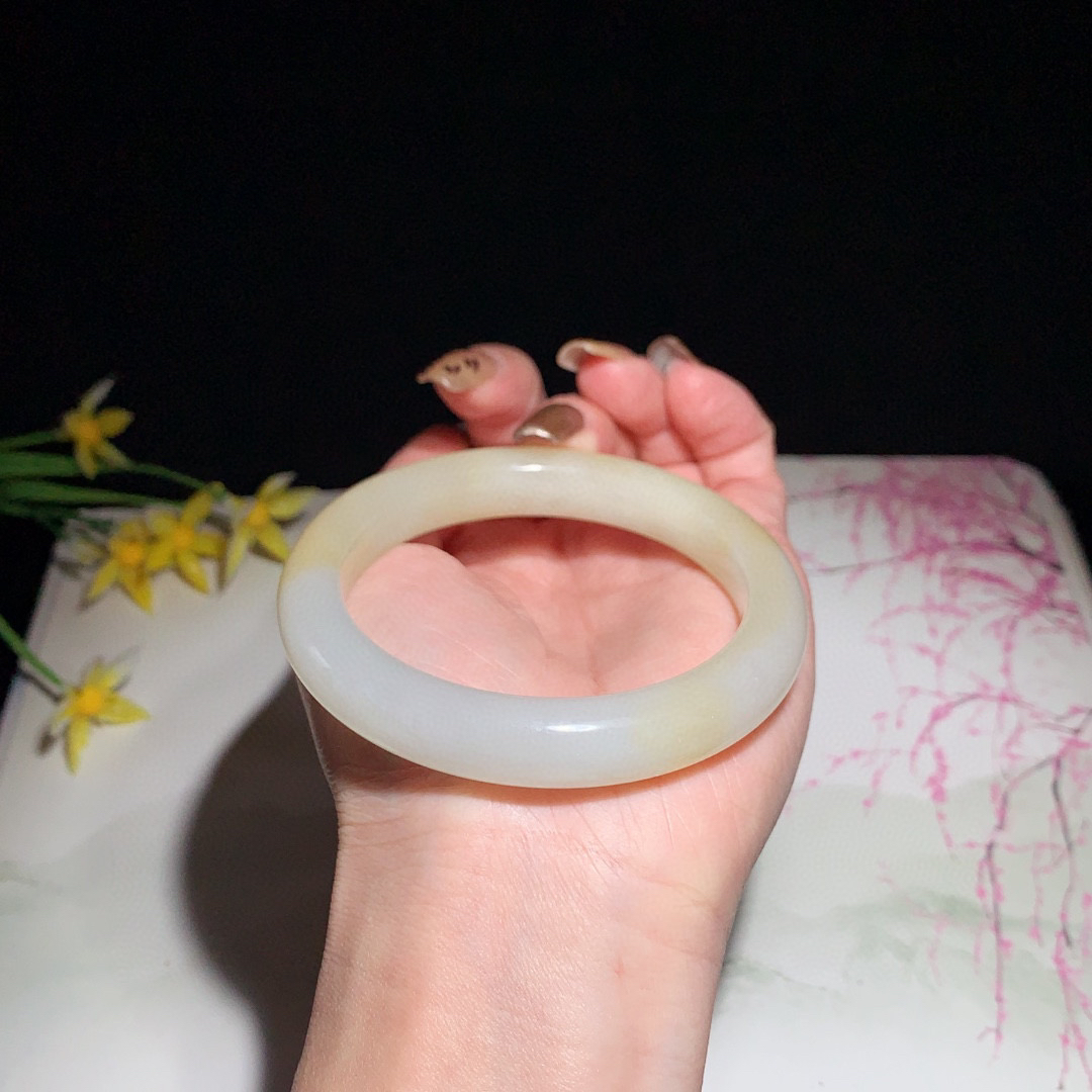 和田玉57圈口蜂蜜水色手镯！玉质细腻油润 底色纯净 无裂无杂 脂粉好，品质高