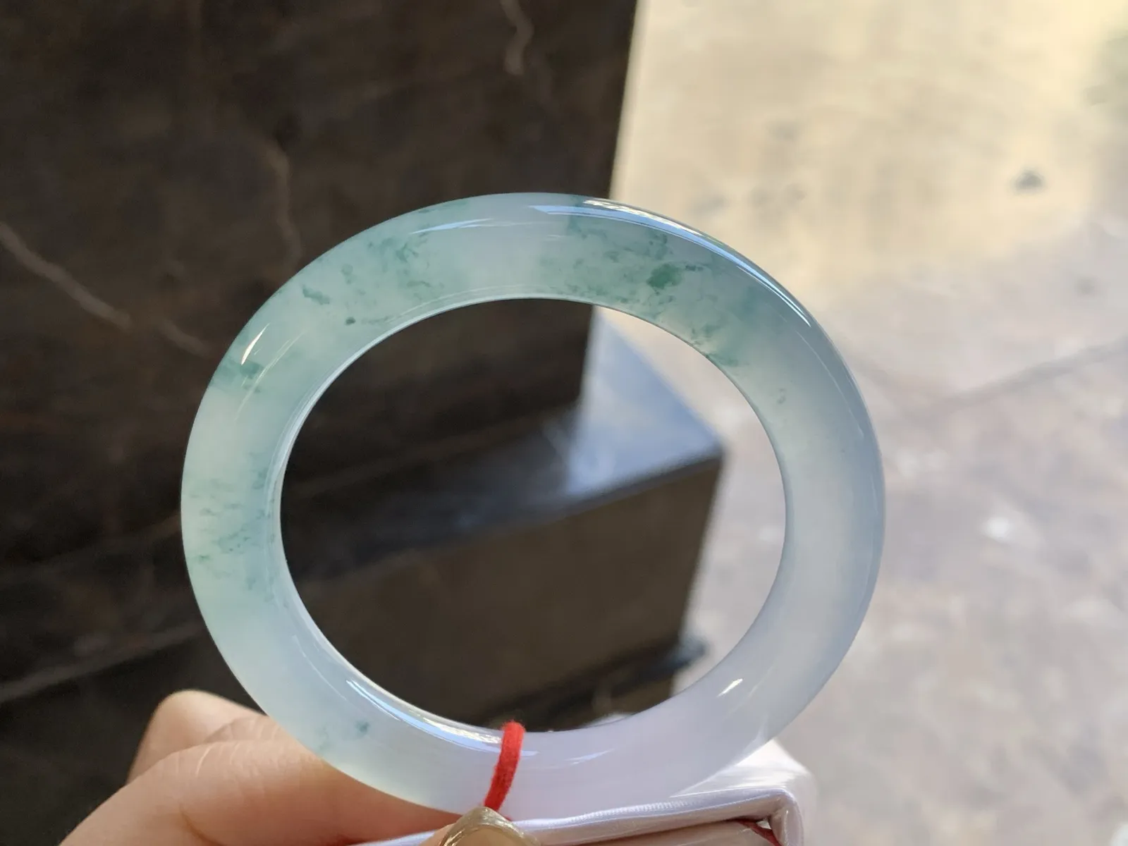 冰种飘乎了圆条手镯
尺寸：55.2-9.8-10mm
冰味十足 飘花浓郁